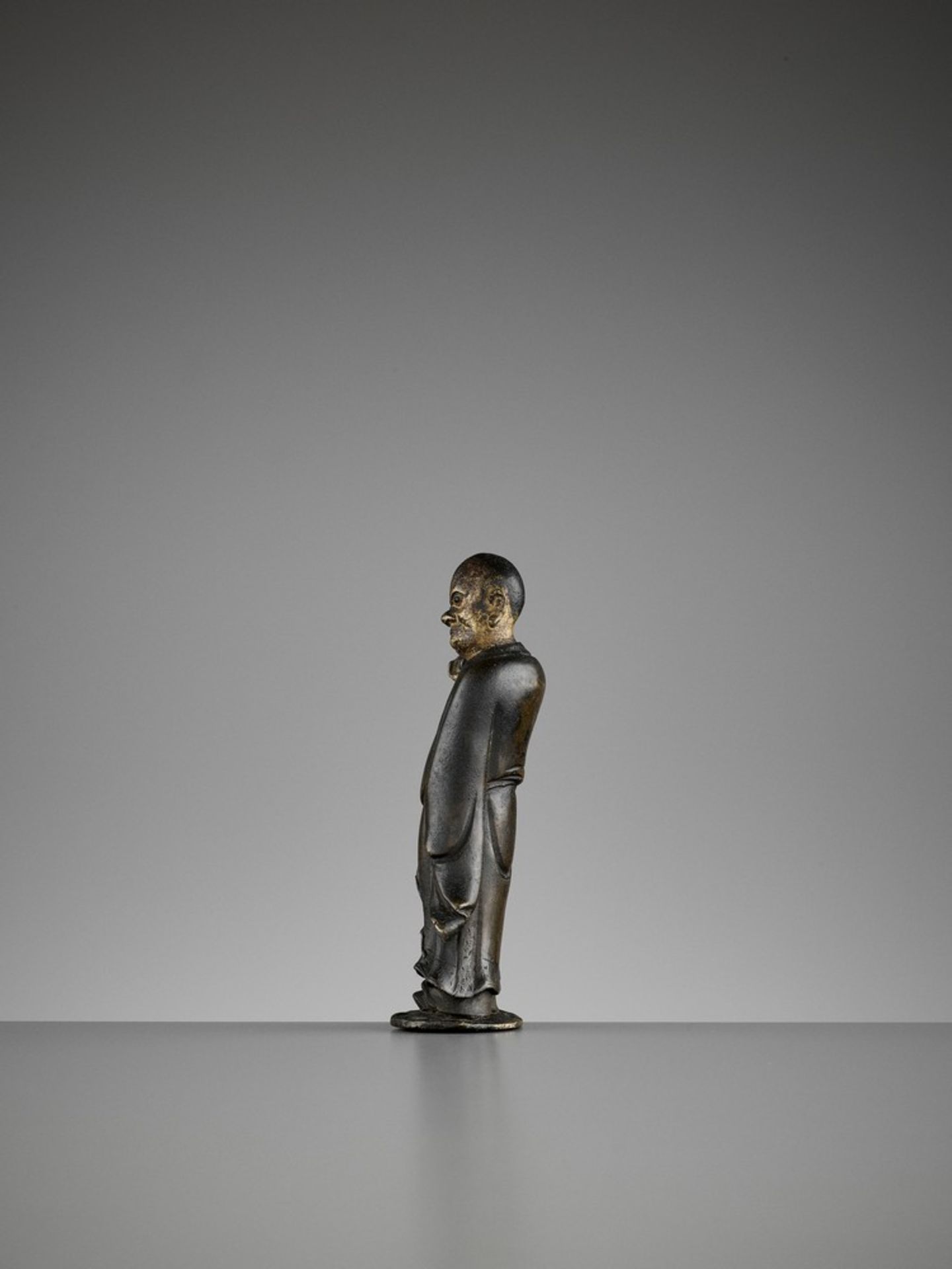 A LACQUER-GILT BRONZE FIGURE OF A LUOHAN, MING - Bild 5 aus 10