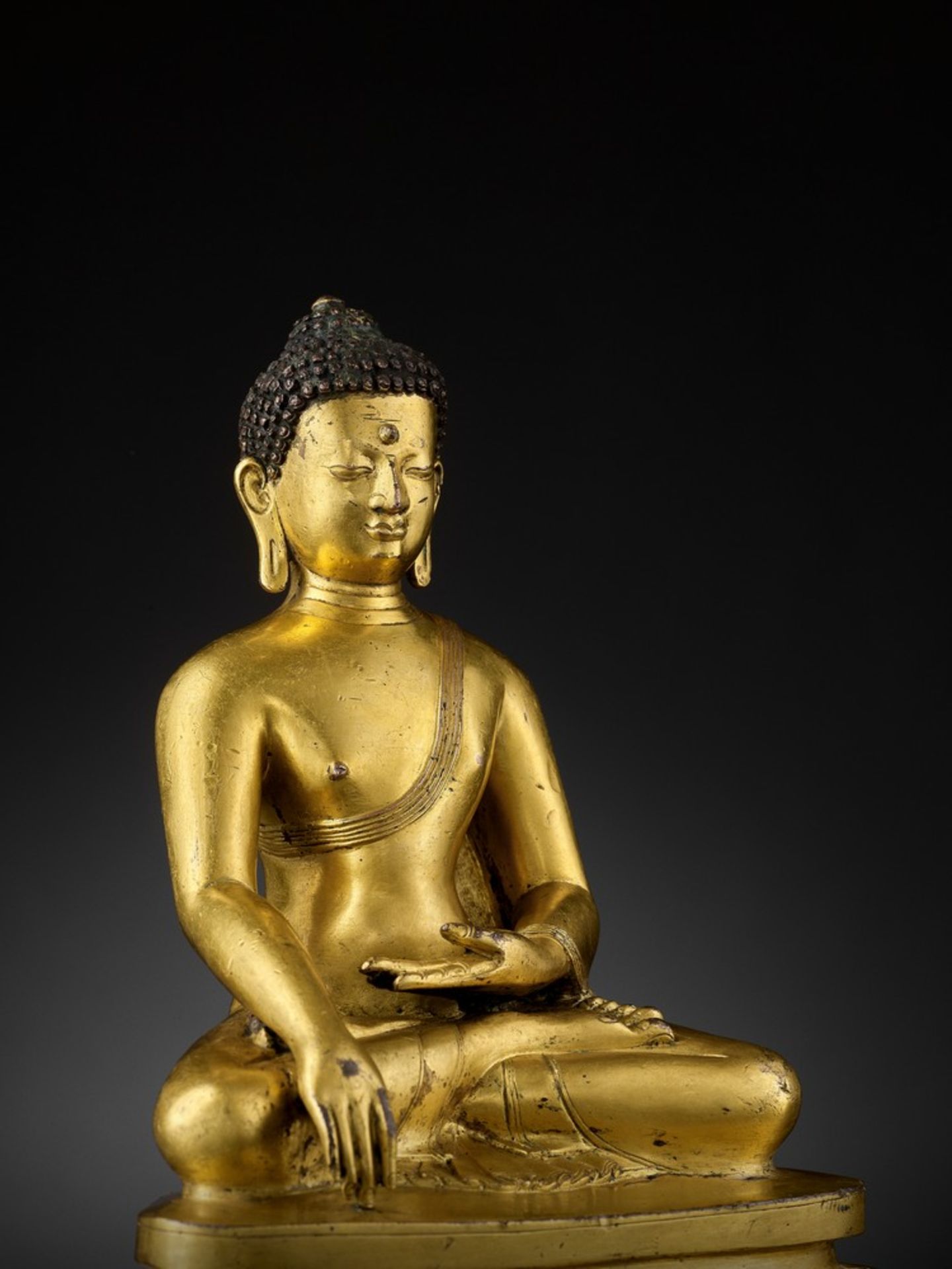 A GILT COPPER ALLOY FIGURE OF BUDDHA SHAKYAMUNI, PROBABLY DENSATIL - Image 3 of 19