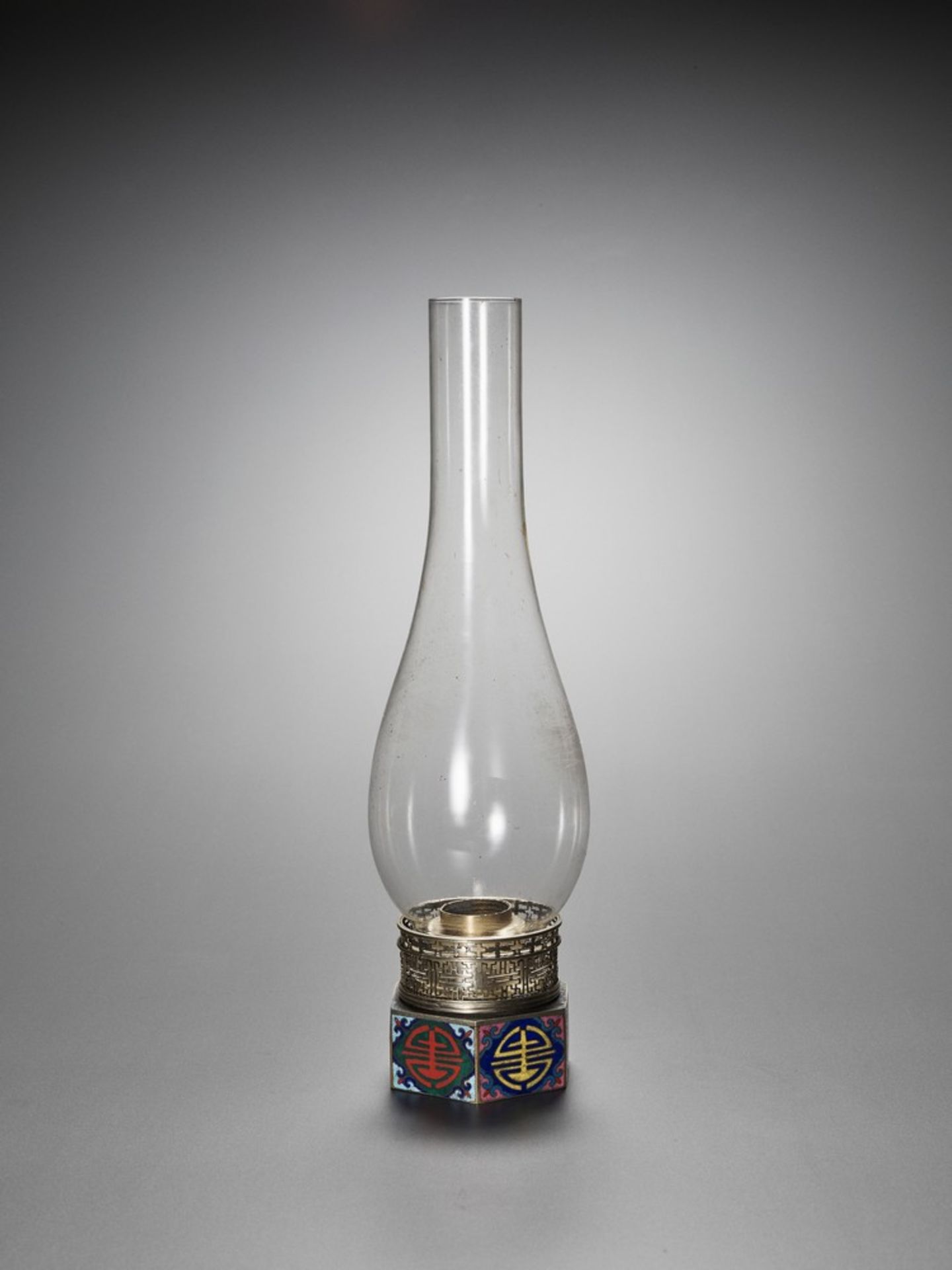 A CLOISONNÉ ENAMELED OPIUM LAMP, QING DYNASTY < - Bild 2 aus 8