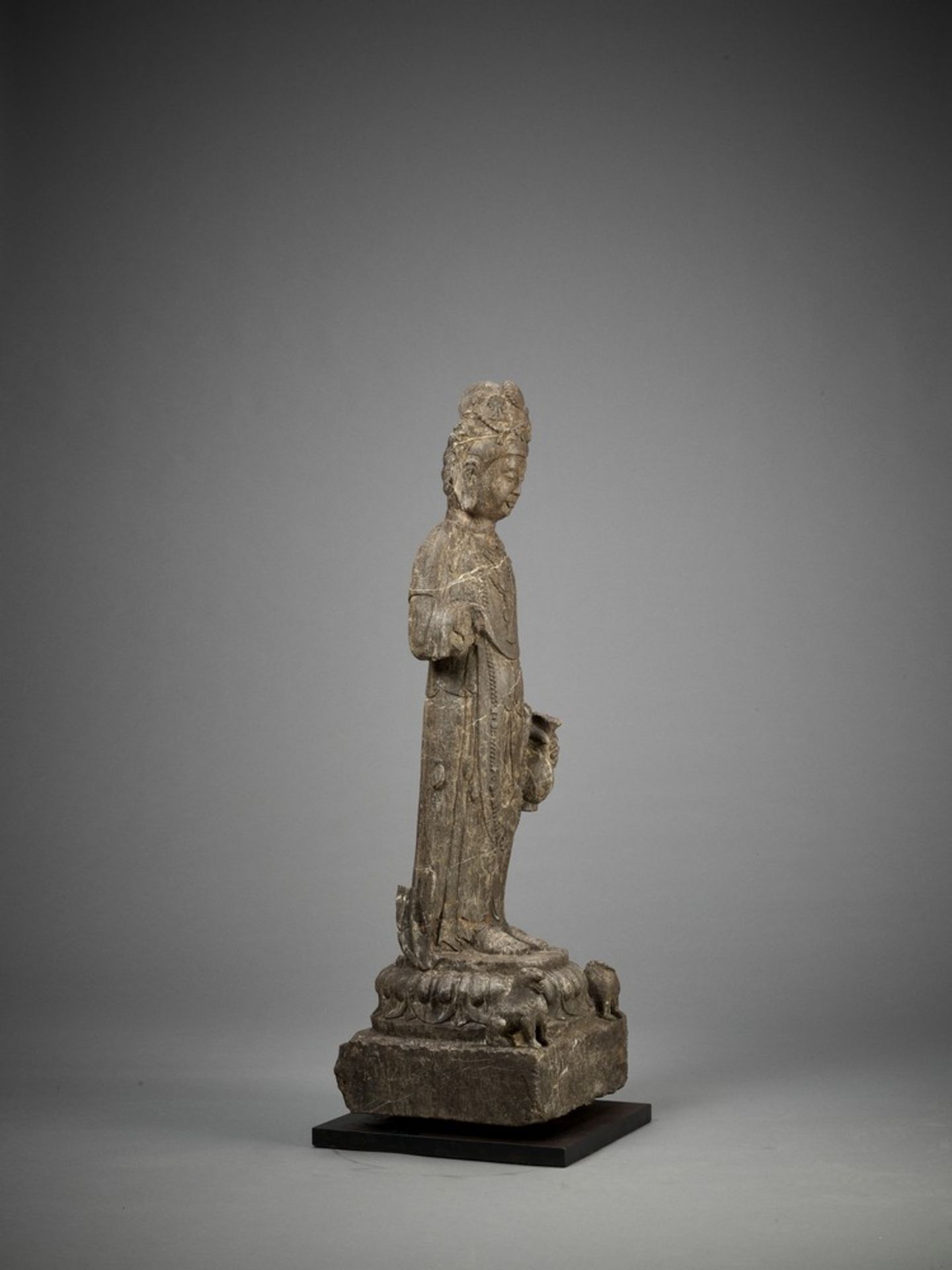 AN EXCEPTIONAL LARGE LIMESTONE FIGURE OF A BODHISATTVA, TANG DYNASTY - Image 12 of 28