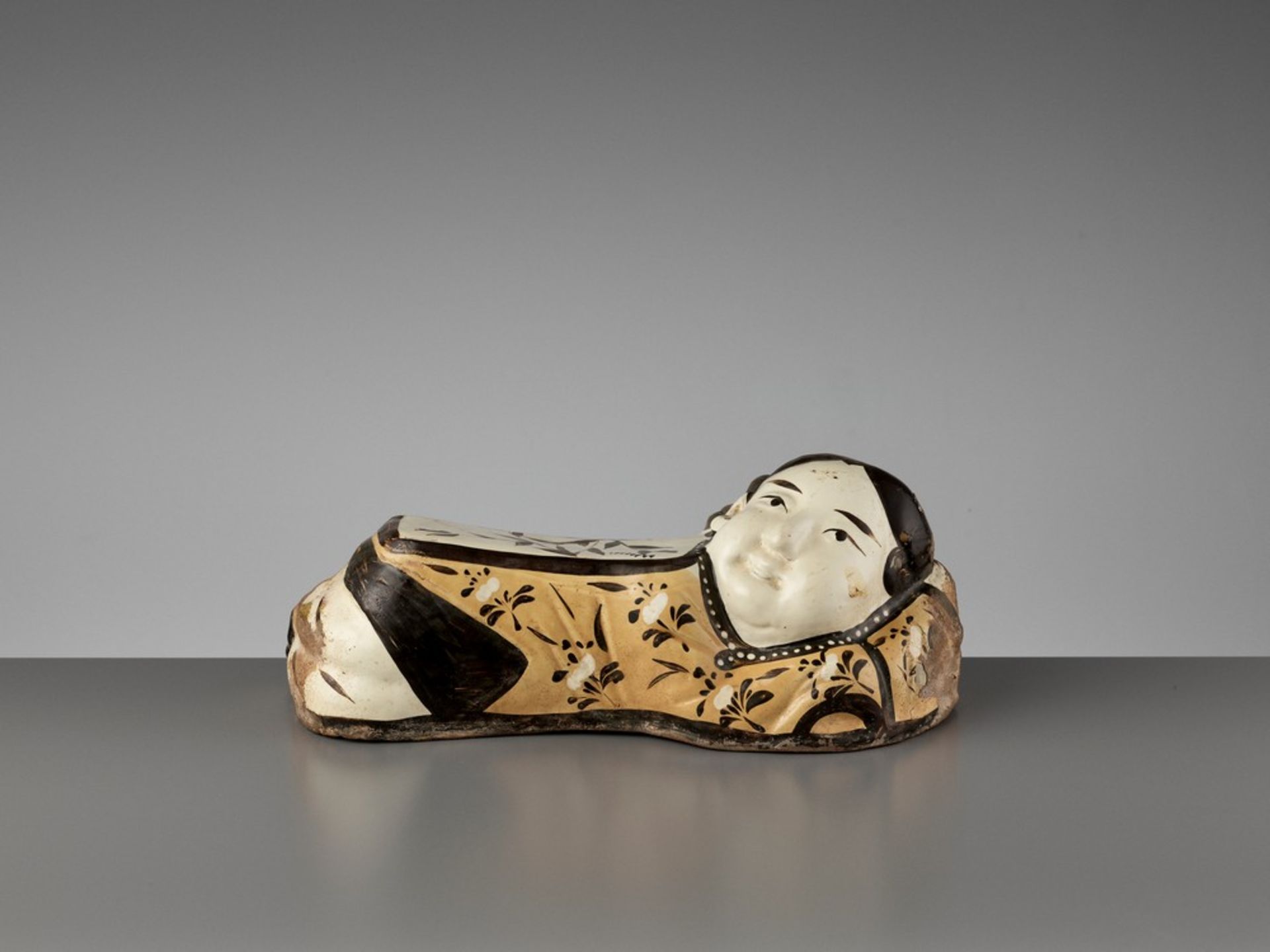 A PAINTED CIZHOU ‘SLEEPING LADY’ PILLOW, JIN DYNASTY China, 1115-1234. Modeled in the form of a - Bild 6 aus 17
