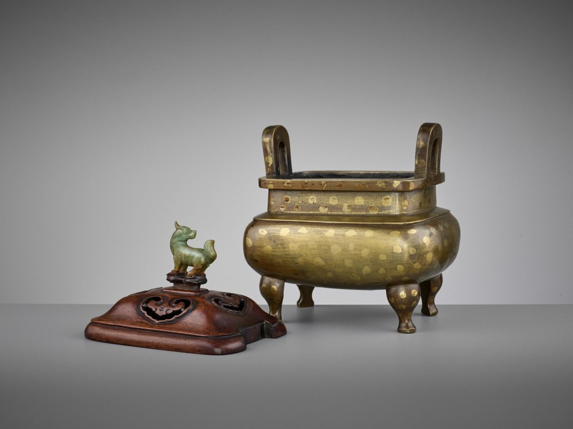 A GOLD-SPLASHED BRONZE CENSER WITH HARDWOOD COVER AND BASE, 17TH CENTURY - Image 8 of 13