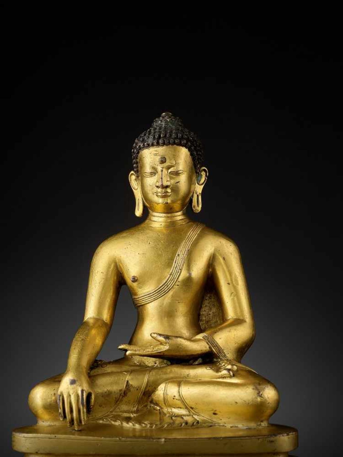 A GILT COPPER ALLOY FIGURE OF BUDDHA SHAKYAMUNI, PROBABLY DENSATIL - Bild 15 aus 19