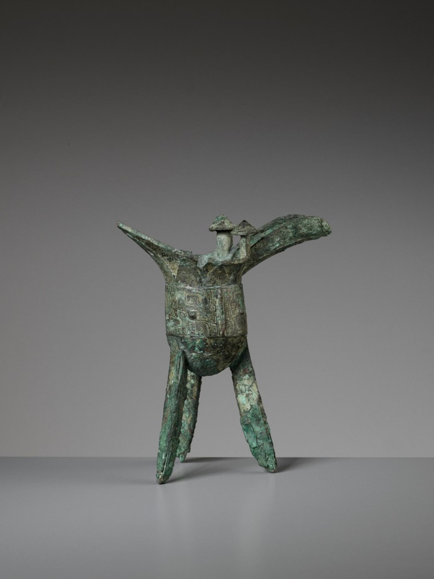 AN ARCHAIC BRONZE RITUAL WINE VESSEL, JUE, SHANG DYNASTY - Image 6 of 15