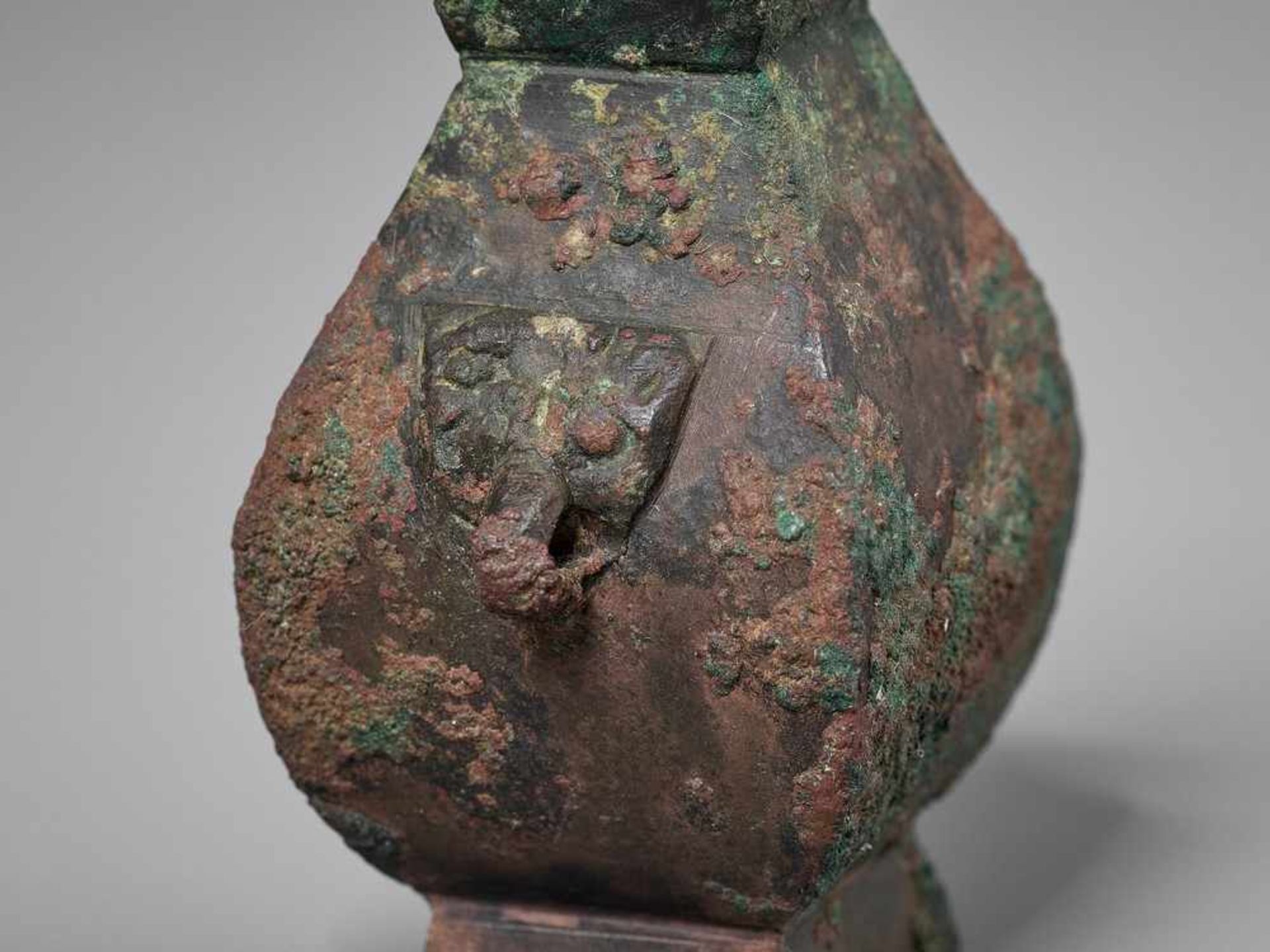 A MINIATURE BRONZE VESSEL, FANGHU, HAN DYNASTY - Bild 2 aus 12