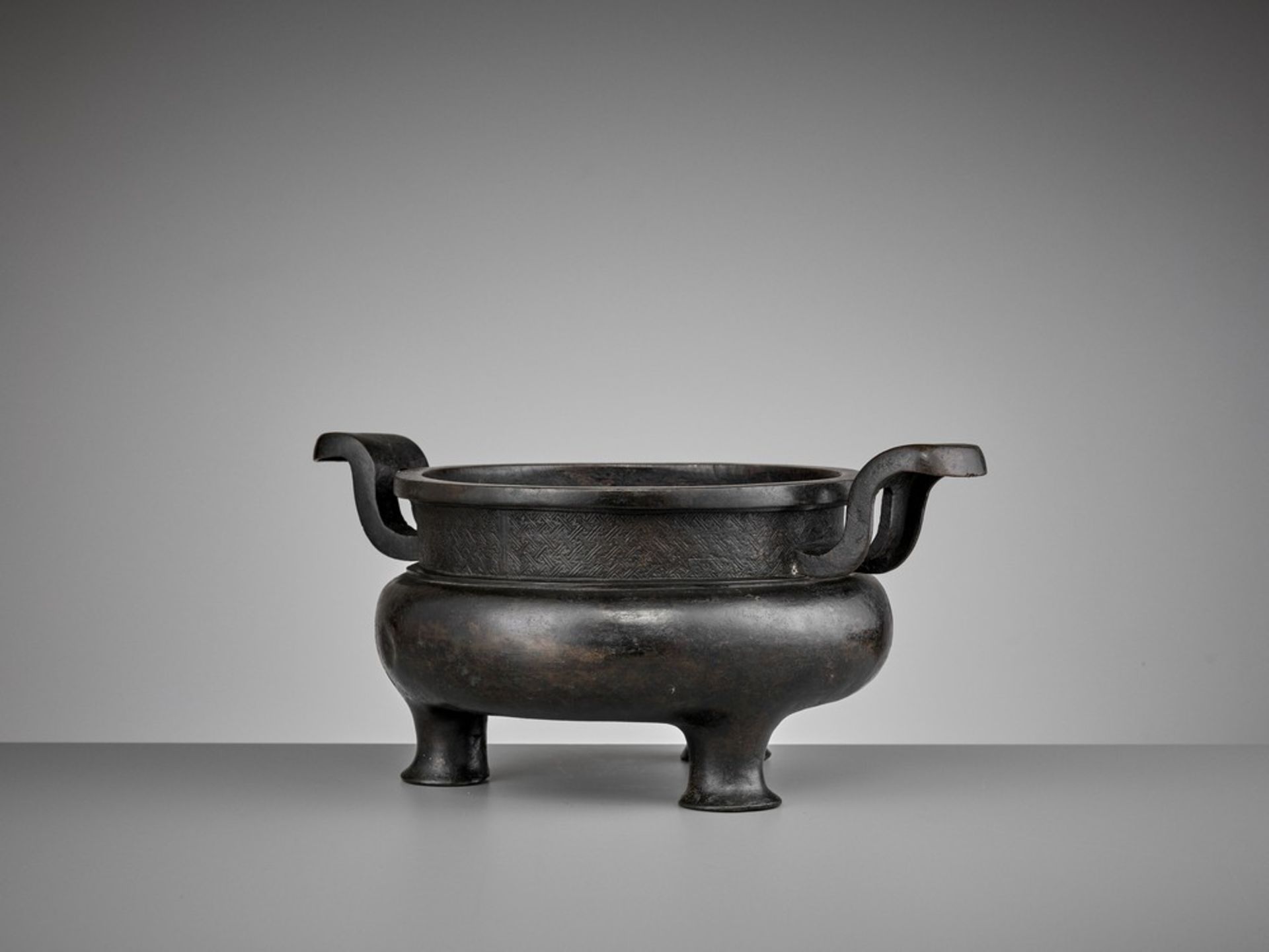 A HEAVILY CAST BRONZE TRIPOD CENSER, YUAN TO MING - Image 7 of 11