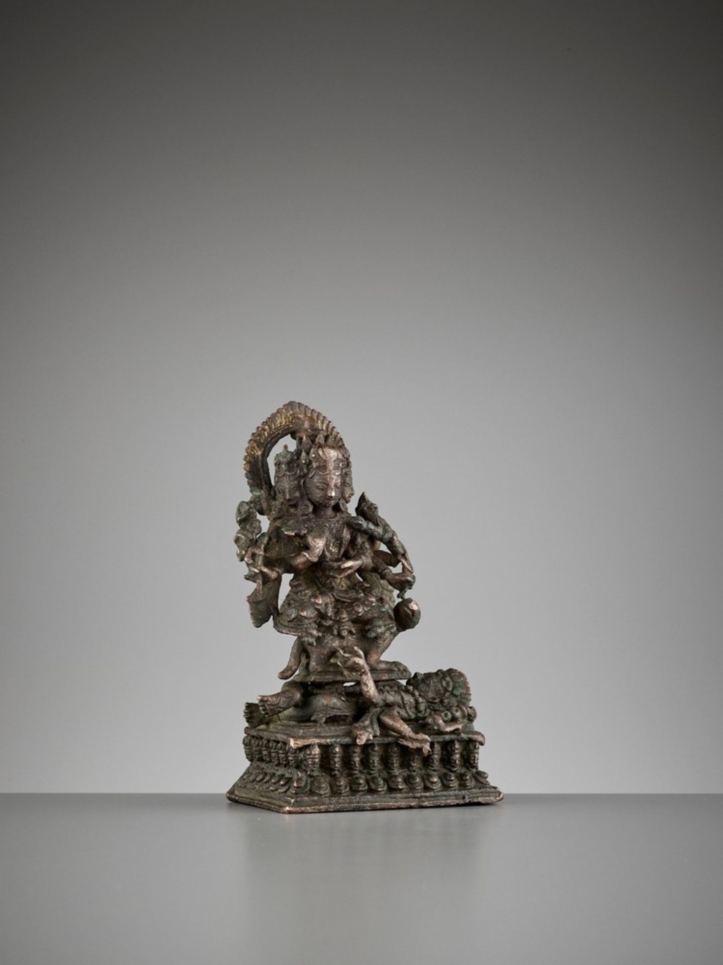 A BRONZE FIGURE OF JNANA DAKINI, LATE 16TH TO EARLY 17TH CENTURY - Bild 8 aus 9