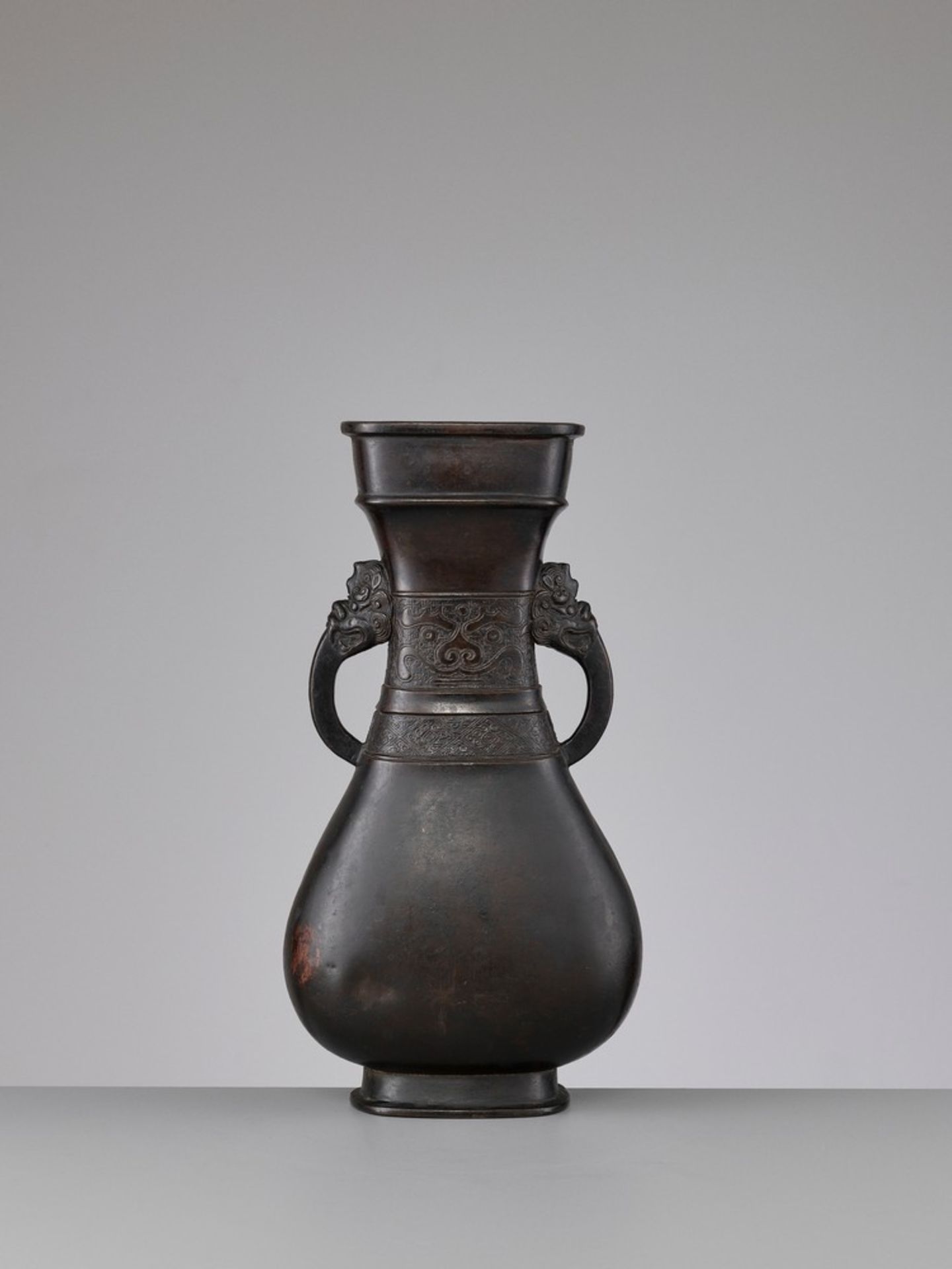 A QILIN-HANDLED BRONZE VASE, HU, SONG TO YUAN DYNASTY - Image 8 of 15