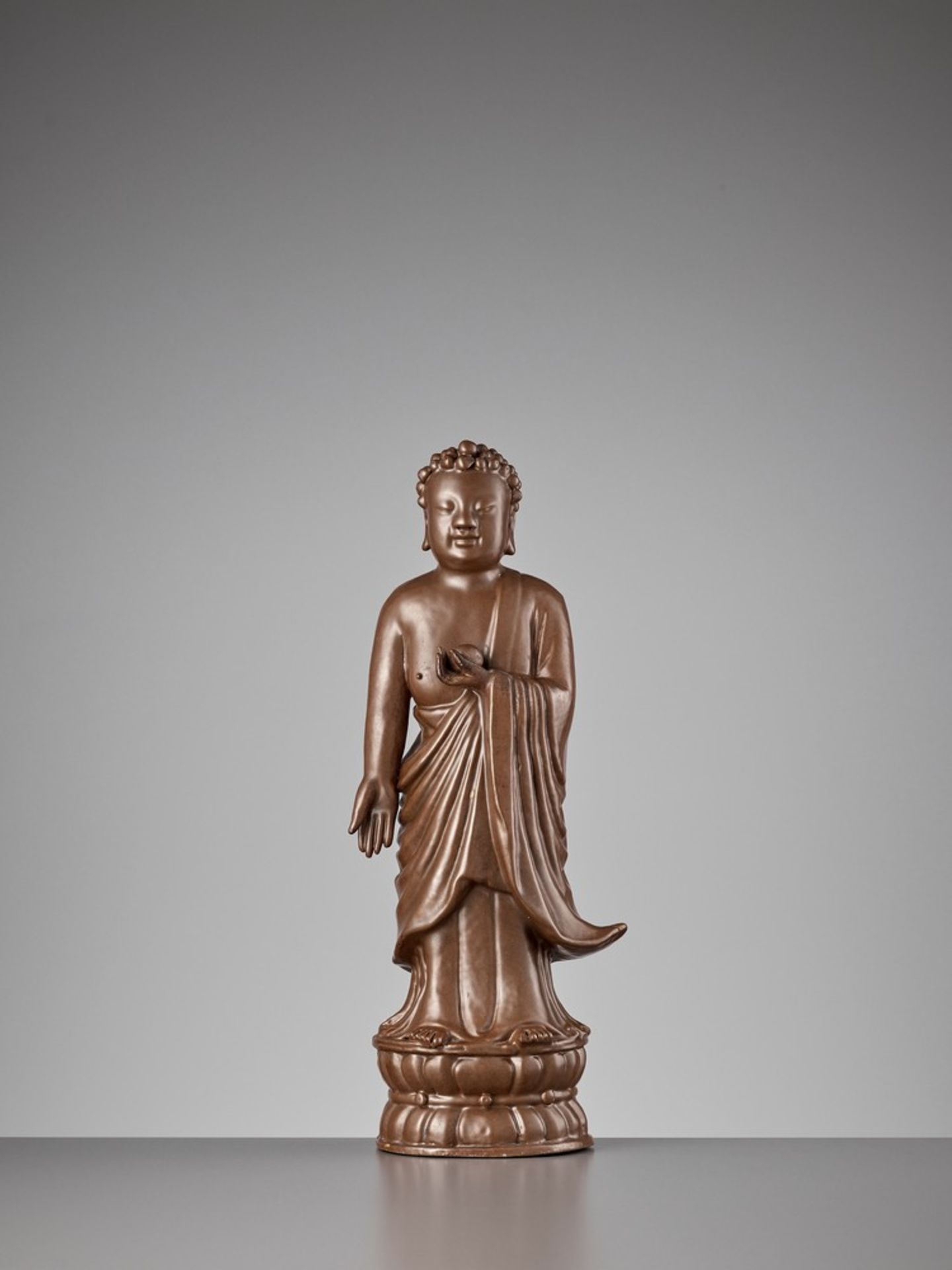 A PERSIMMON GLAZED PORCELAIN STATUE OF BHAISAJYAGURU, QING DYNASTY - Bild 3 aus 13