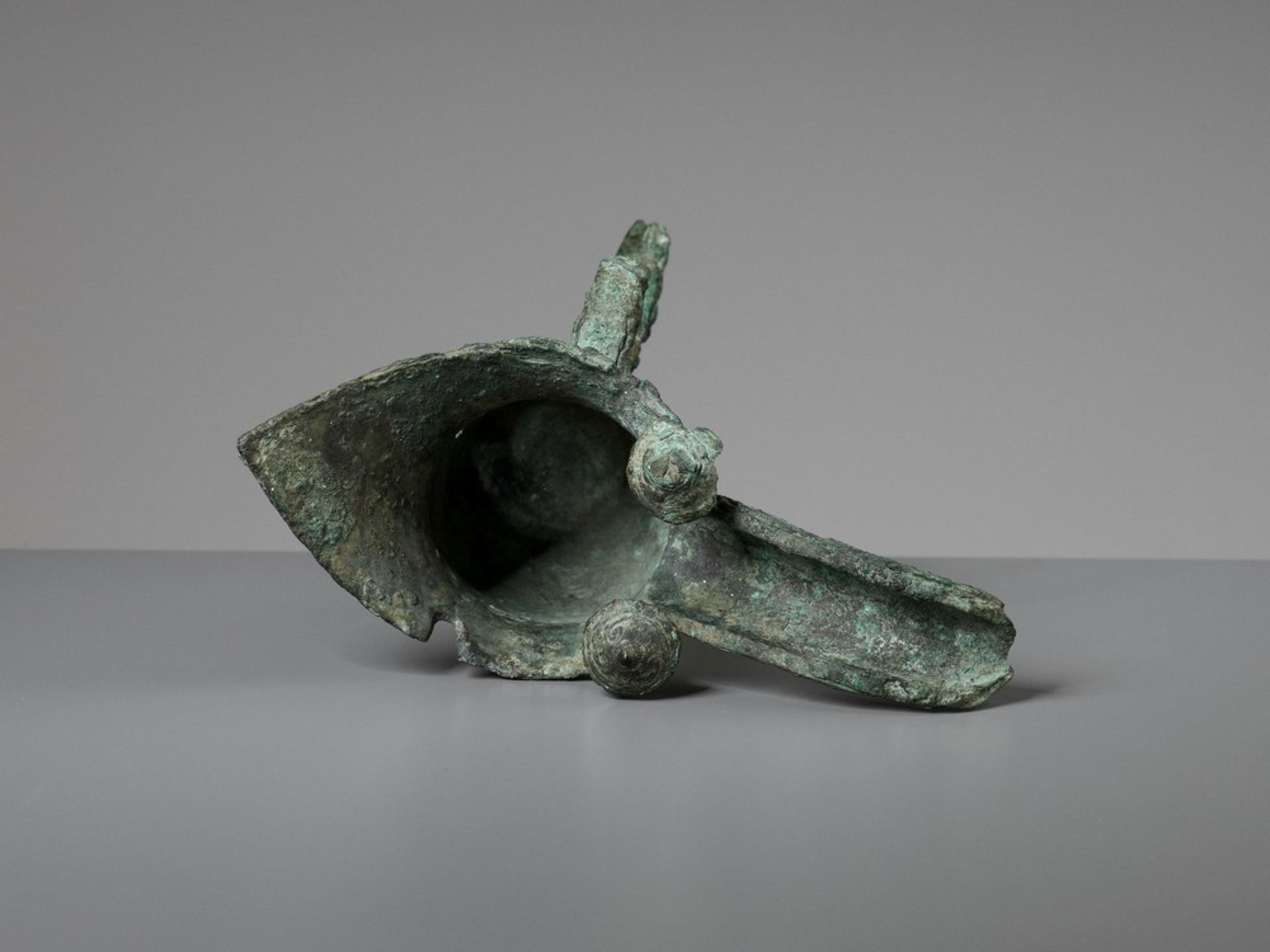 AN ARCHAIC BRONZE RITUAL WINE VESSEL, JUE, SHANG DYNASTY - Image 13 of 15