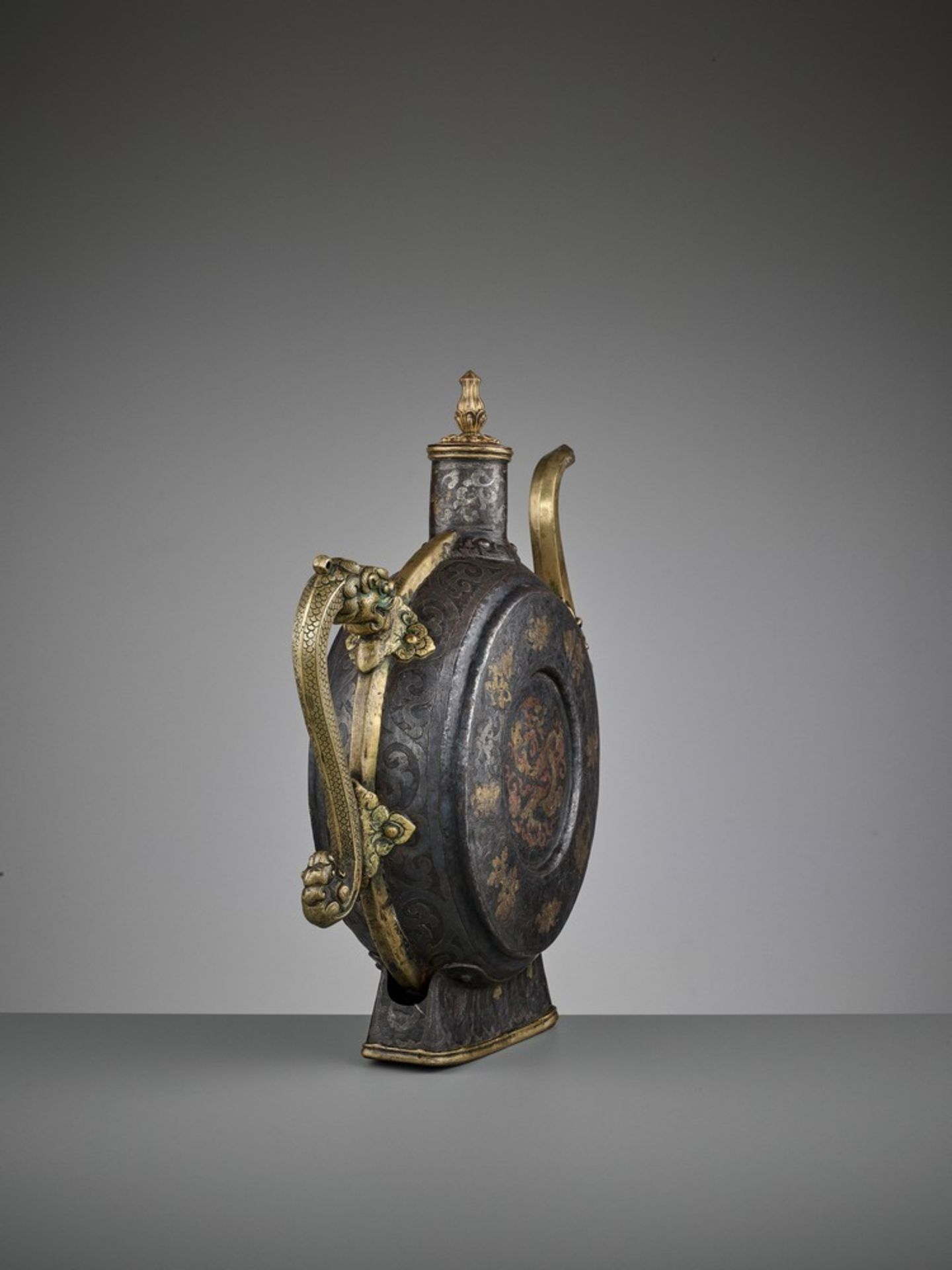 A DAMASCENED IRON BEER JUG, 18TH-19TH CENTURY - Image 10 of 17