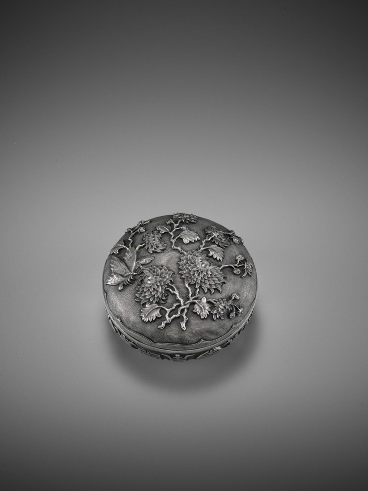 A ‘CHRSANTHEMUM AND BUTTERFLIES’ SILVER BOX, QING <br - Image 3 of 12