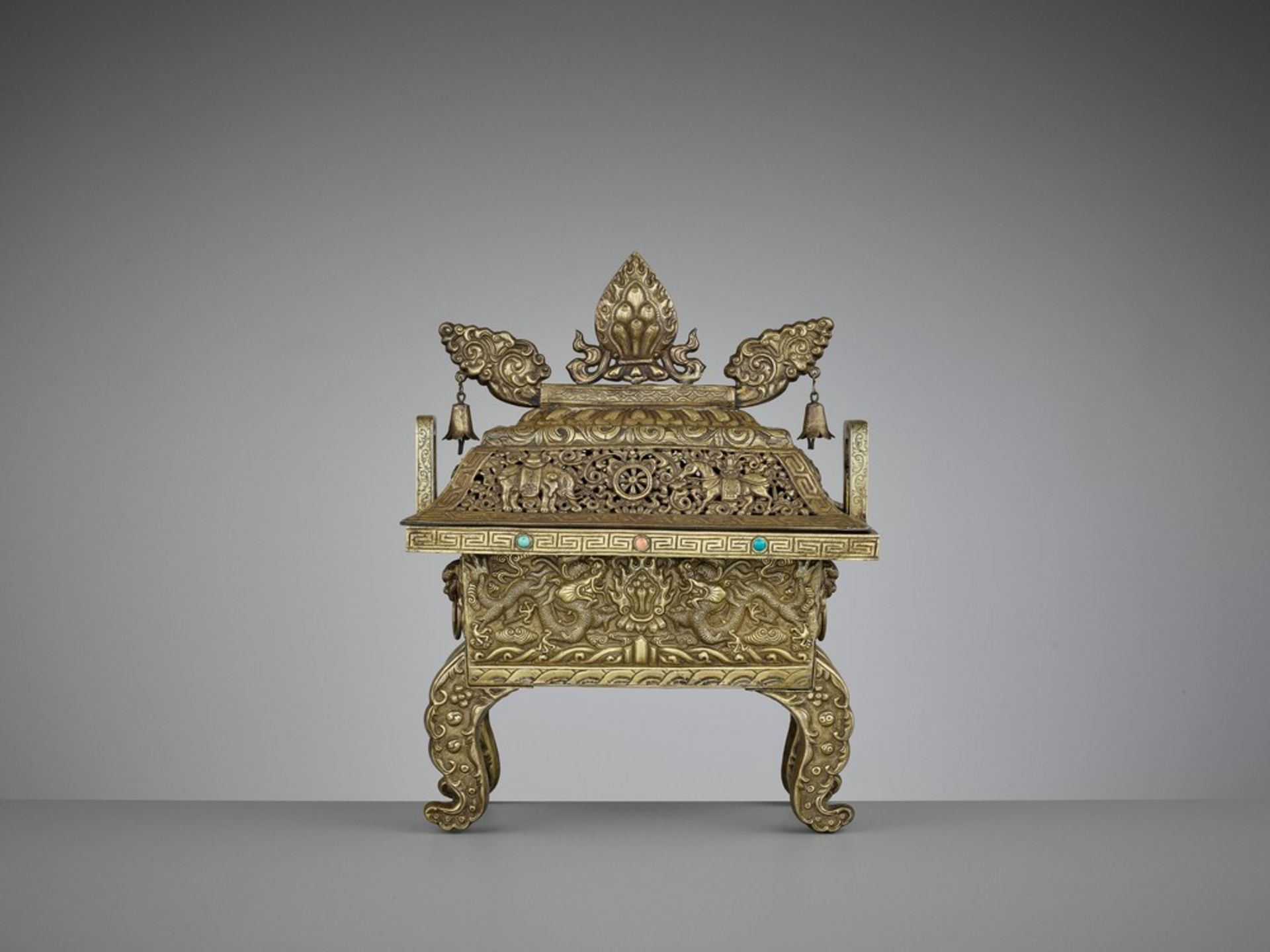 A LARGE GILT BRONZE AND COPPER REPOUSSÉ CENSER AND COVER, FANGDING, QING DYNASTY < - Image 10 of 14