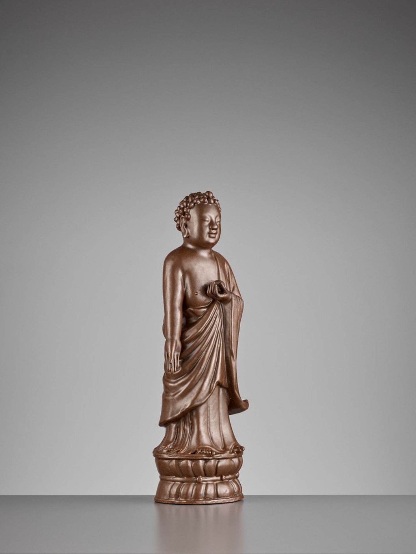 A PERSIMMON GLAZED PORCELAIN STATUE OF BHAISAJYAGURU, QING DYNASTY - Bild 8 aus 13