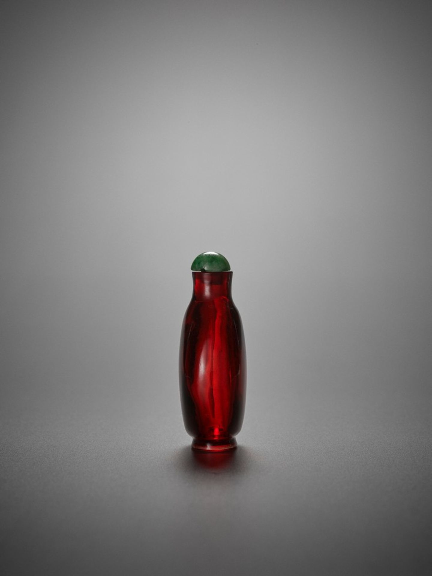A TRANSPARENT RUBY-RED GLASS SNUFF BOTTLE, 18TH CENTURY - Bild 5 aus 9