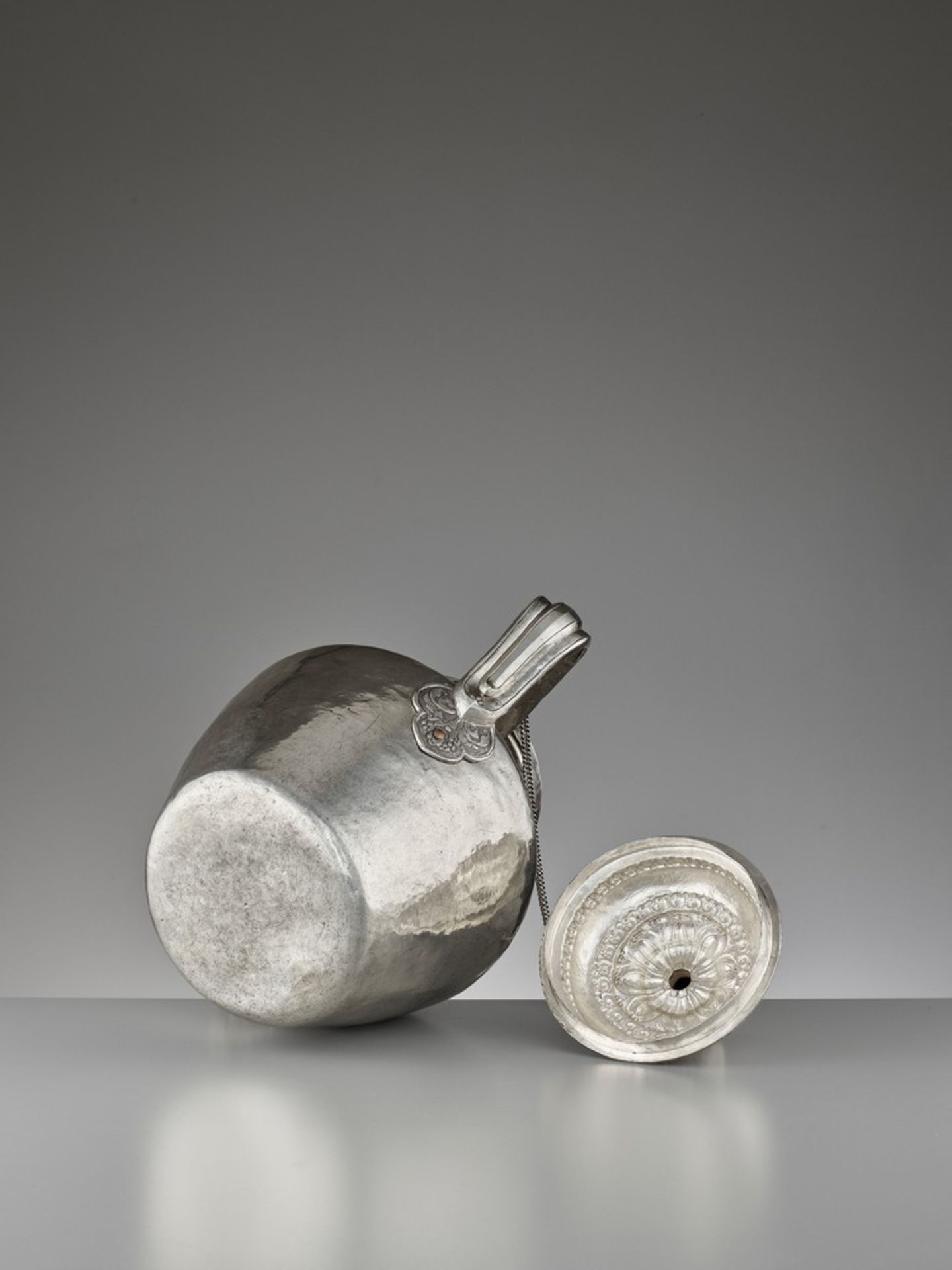 A LARGE SILVER TEAPOT AND COVER, QING DYNASTY - Image 10 of 11