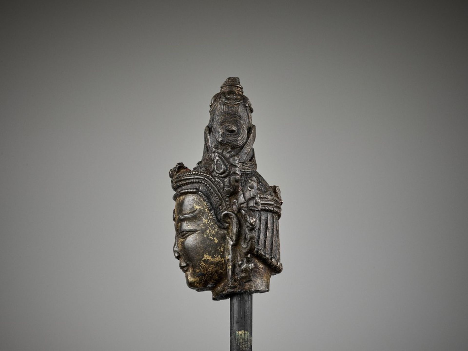 A TIBETAN LACQUER-GILT BRONZE HEAD OF A BODHISATTVA, 14TH-15TH CENTURY - Image 4 of 8