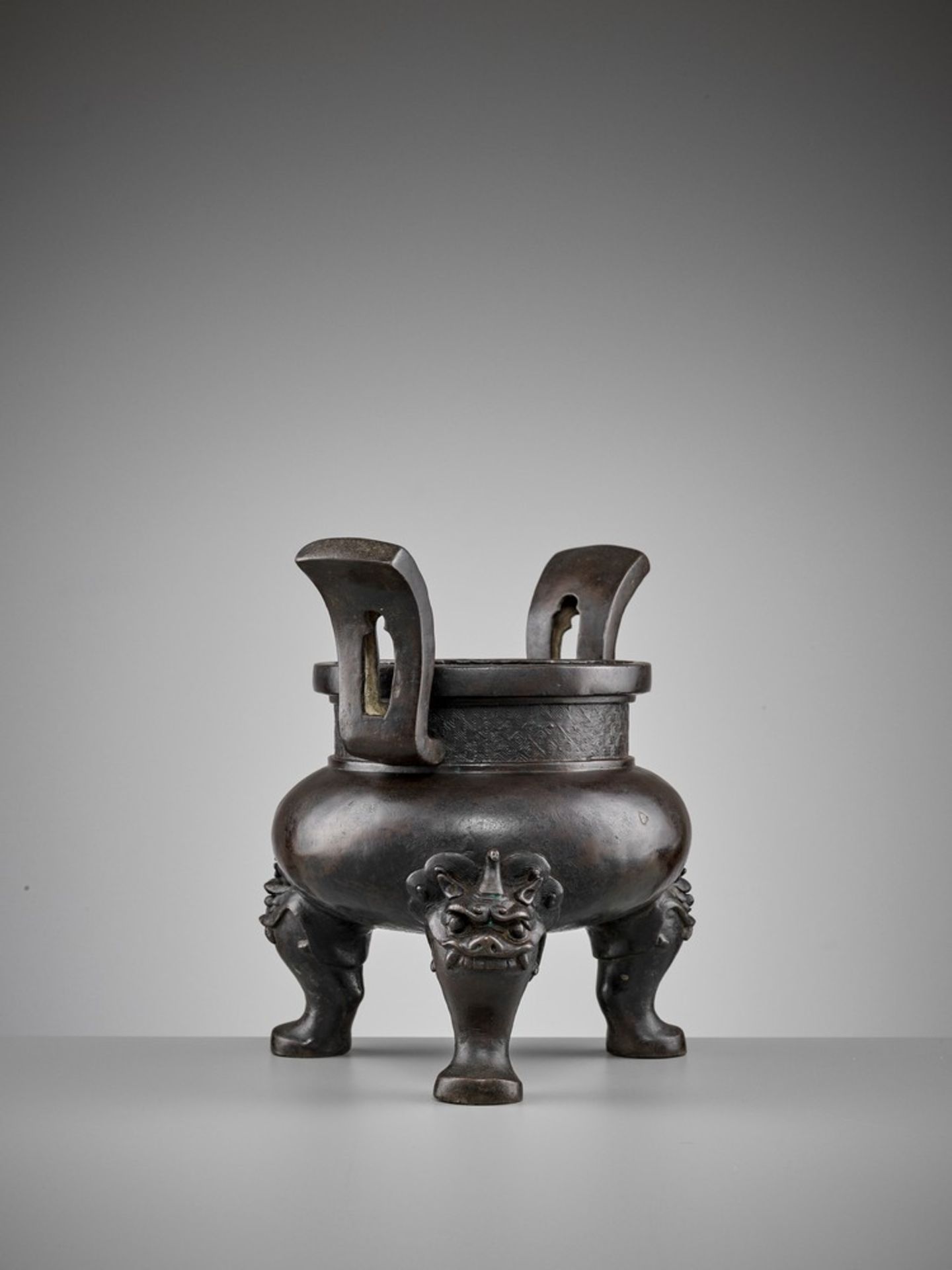 A HEAVILY CAST BRONZE TRIPOD CENSER, MING DYNASTY - Image 6 of 11