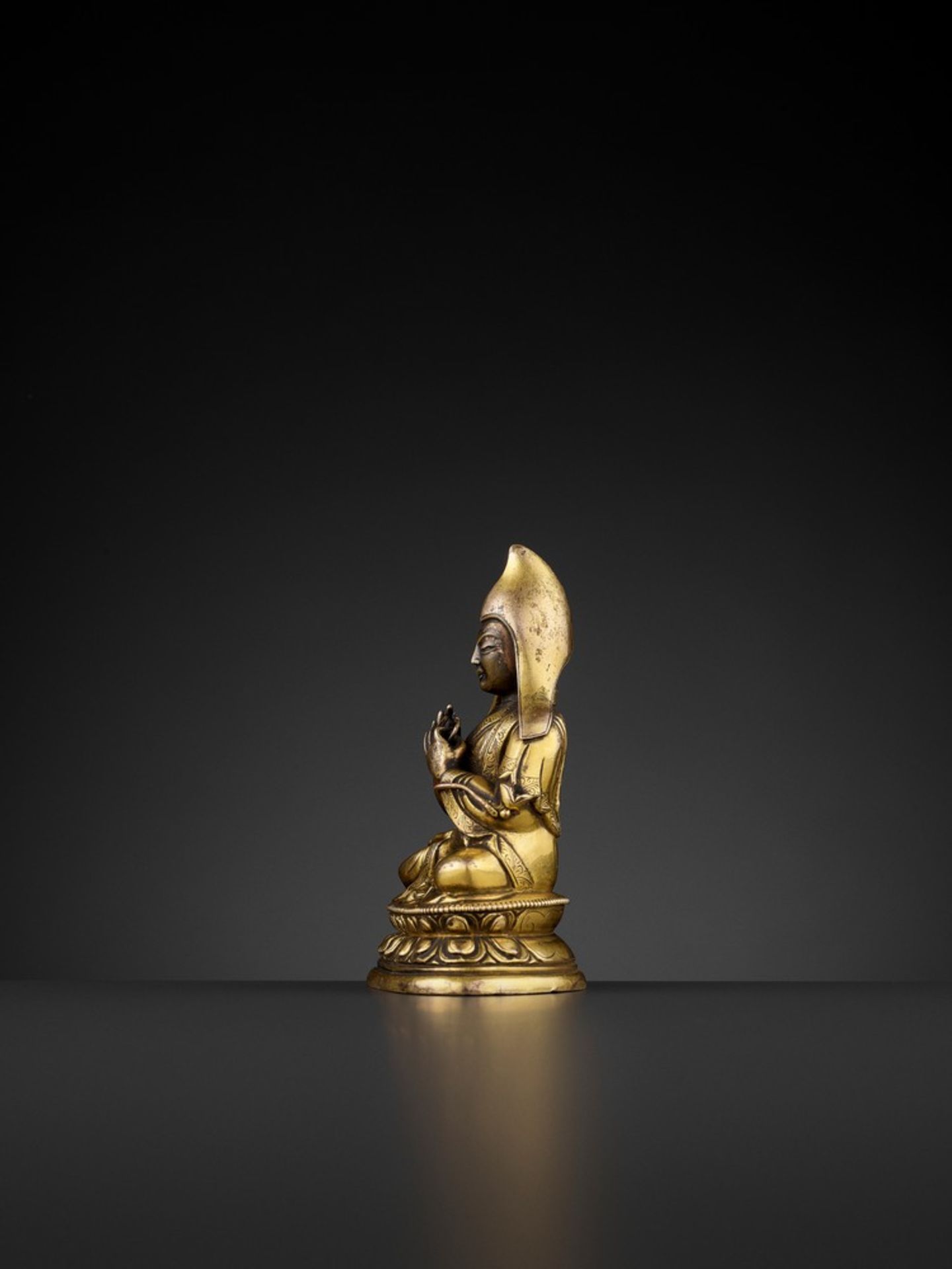 A GILT-BRONZE FIGURE OF TSONGKHAPA, QIANLONG PERIOD - Bild 4 aus 10