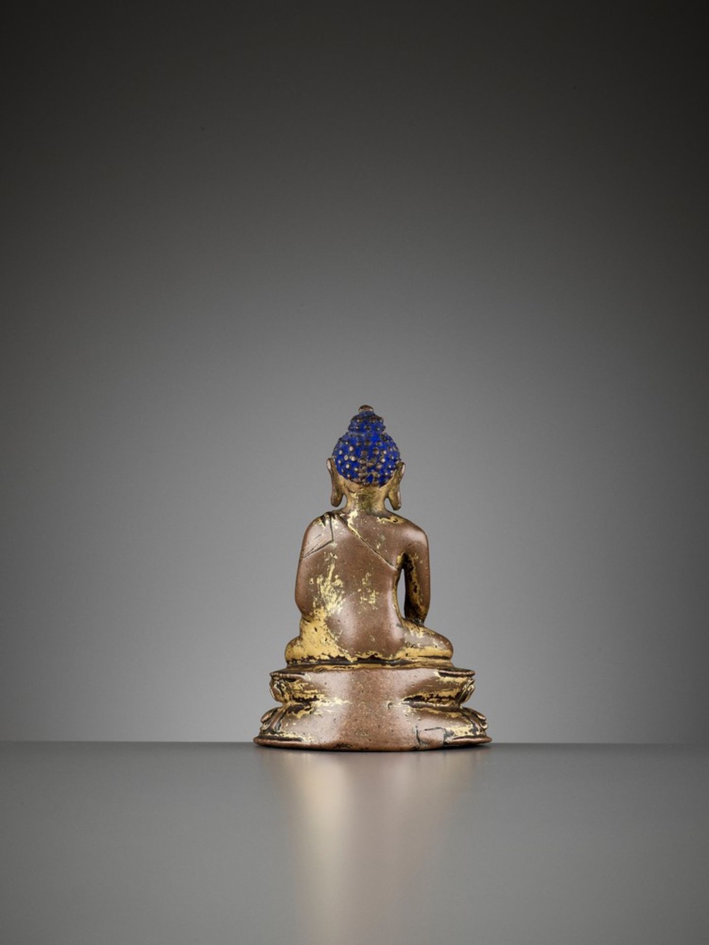 A SMALL GILT COPPER ALLOY FIGURE OF SHAKYAMUNI BUDDHA - Image 5 of 10