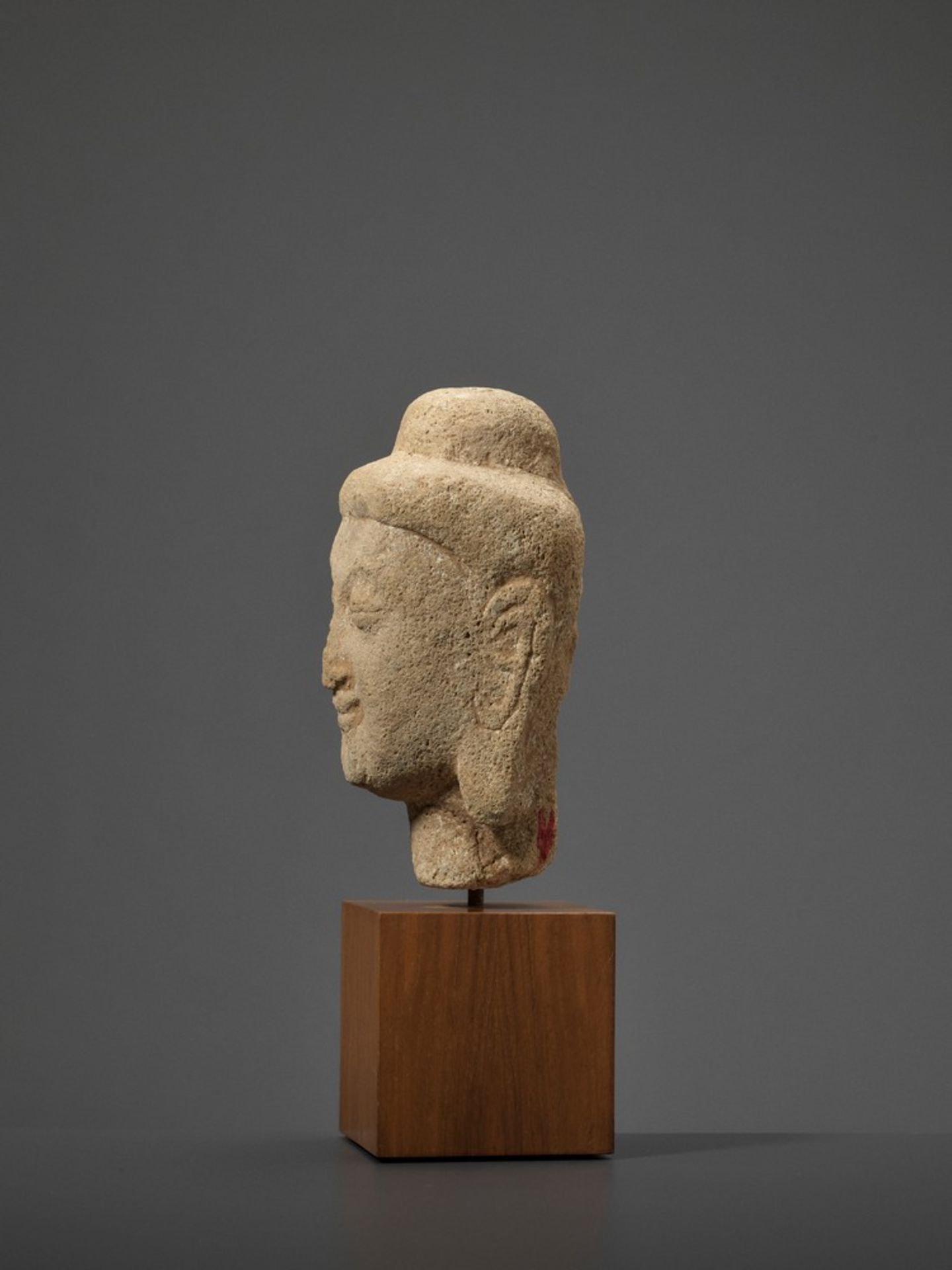 A RARE SANDSTONE HEAD OF BUDDHA, NORTHERN WEI DYNASTY, 5TH-6TH CENTURY - Bild 6 aus 15