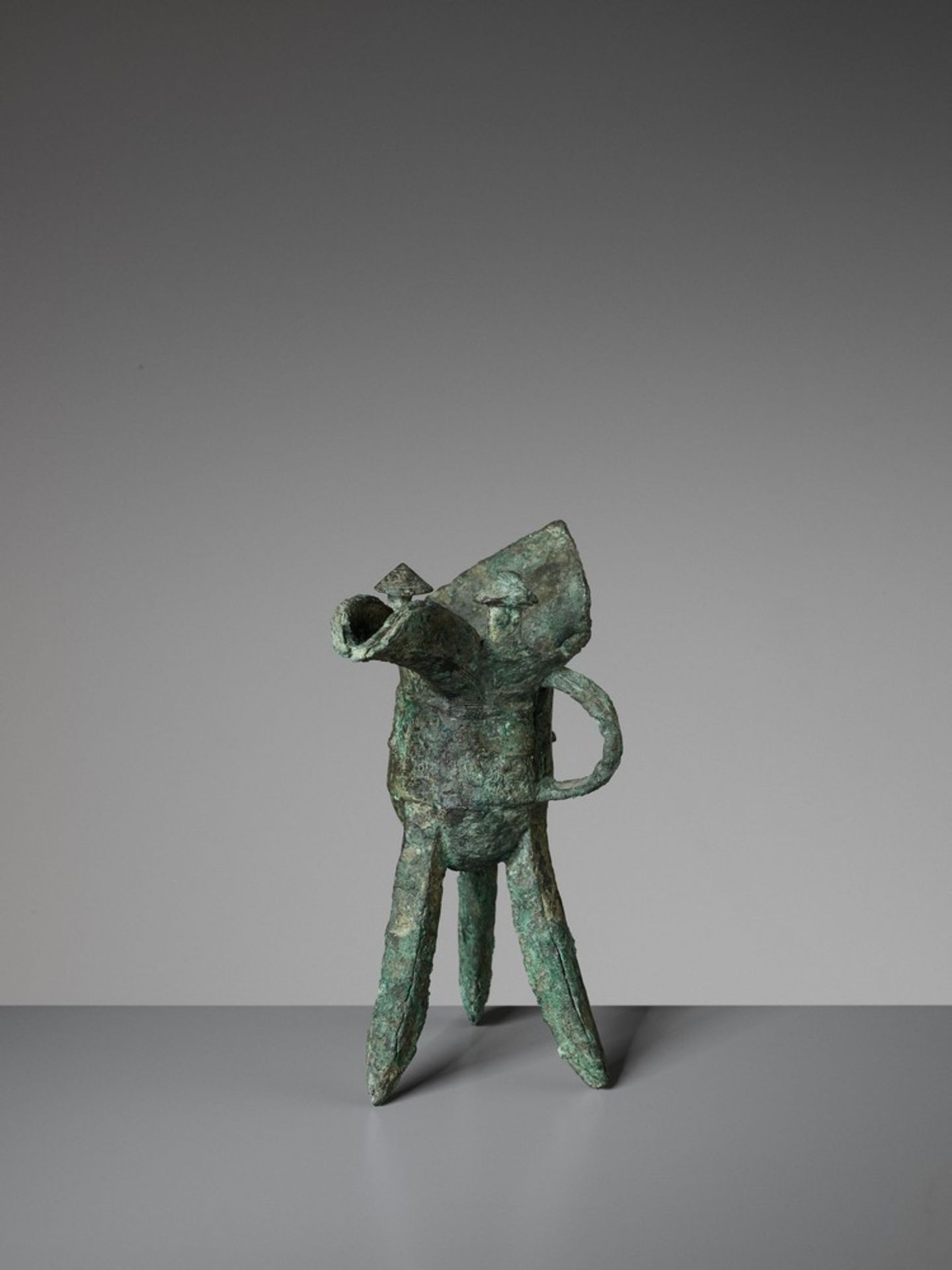 AN ARCHAIC BRONZE RITUAL WINE VESSEL, JUE, SHANG DYNASTY - Image 15 of 15