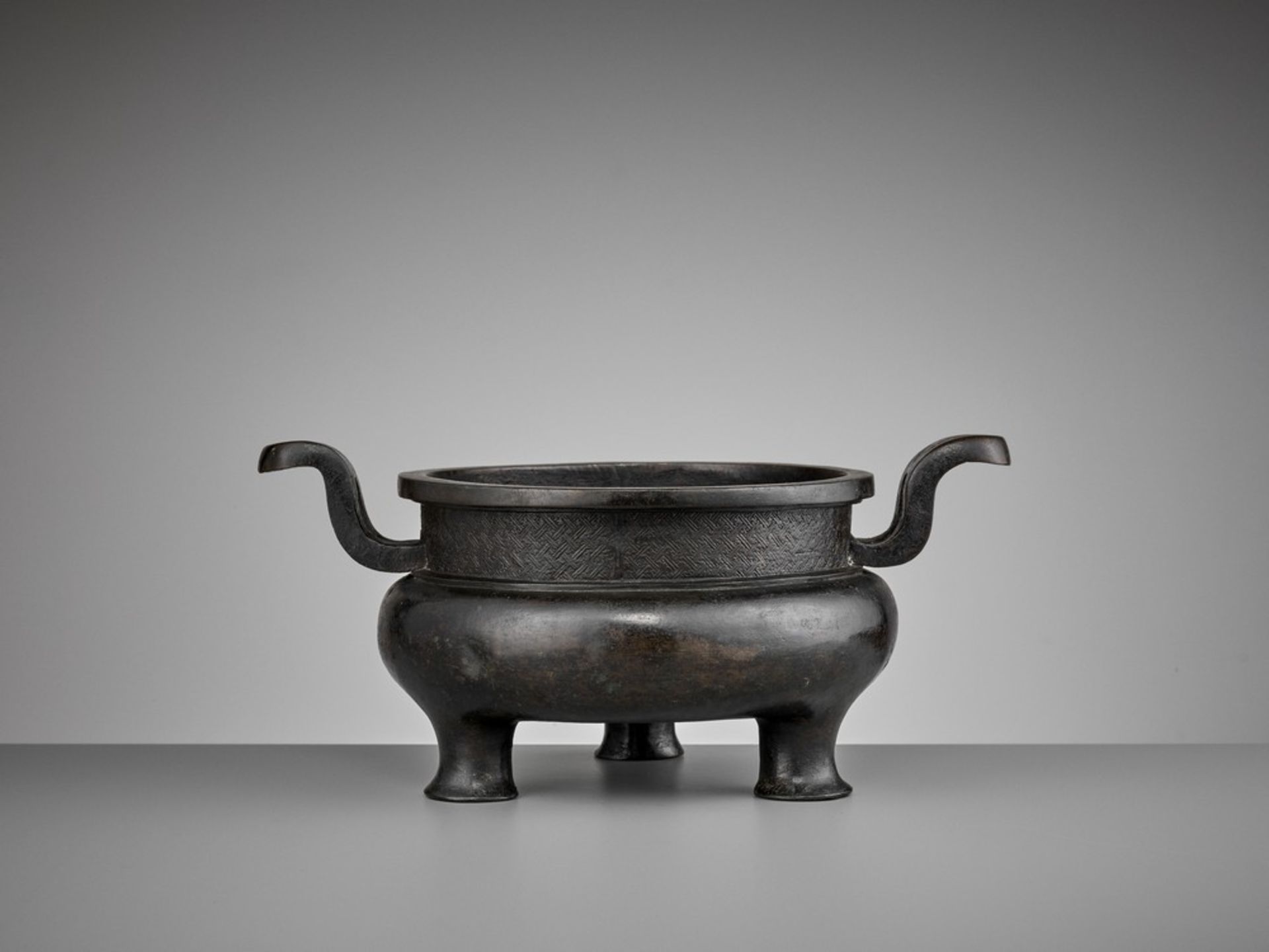 A HEAVILY CAST BRONZE TRIPOD CENSER, YUAN TO MING - Image 6 of 11