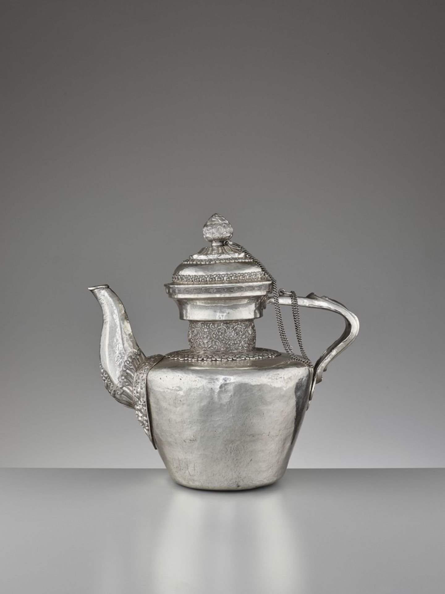 A LARGE SILVER TEAPOT AND COVER, QING DYNASTY - Image 2 of 11