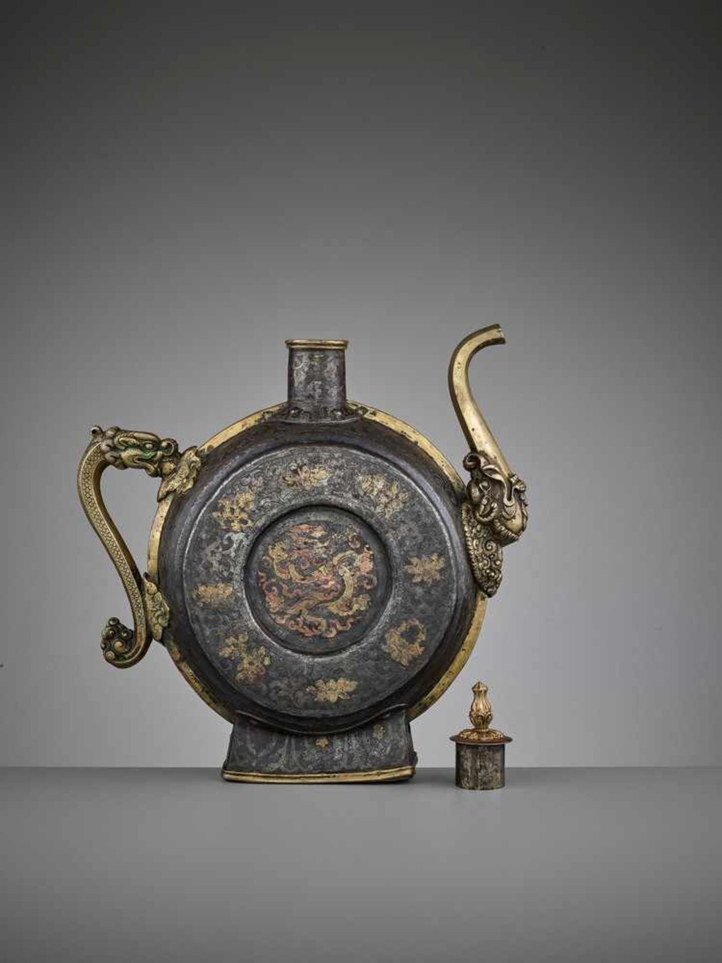 A DAMASCENED IRON BEER JUG, 18TH-19TH CENTURY - Image 12 of 17