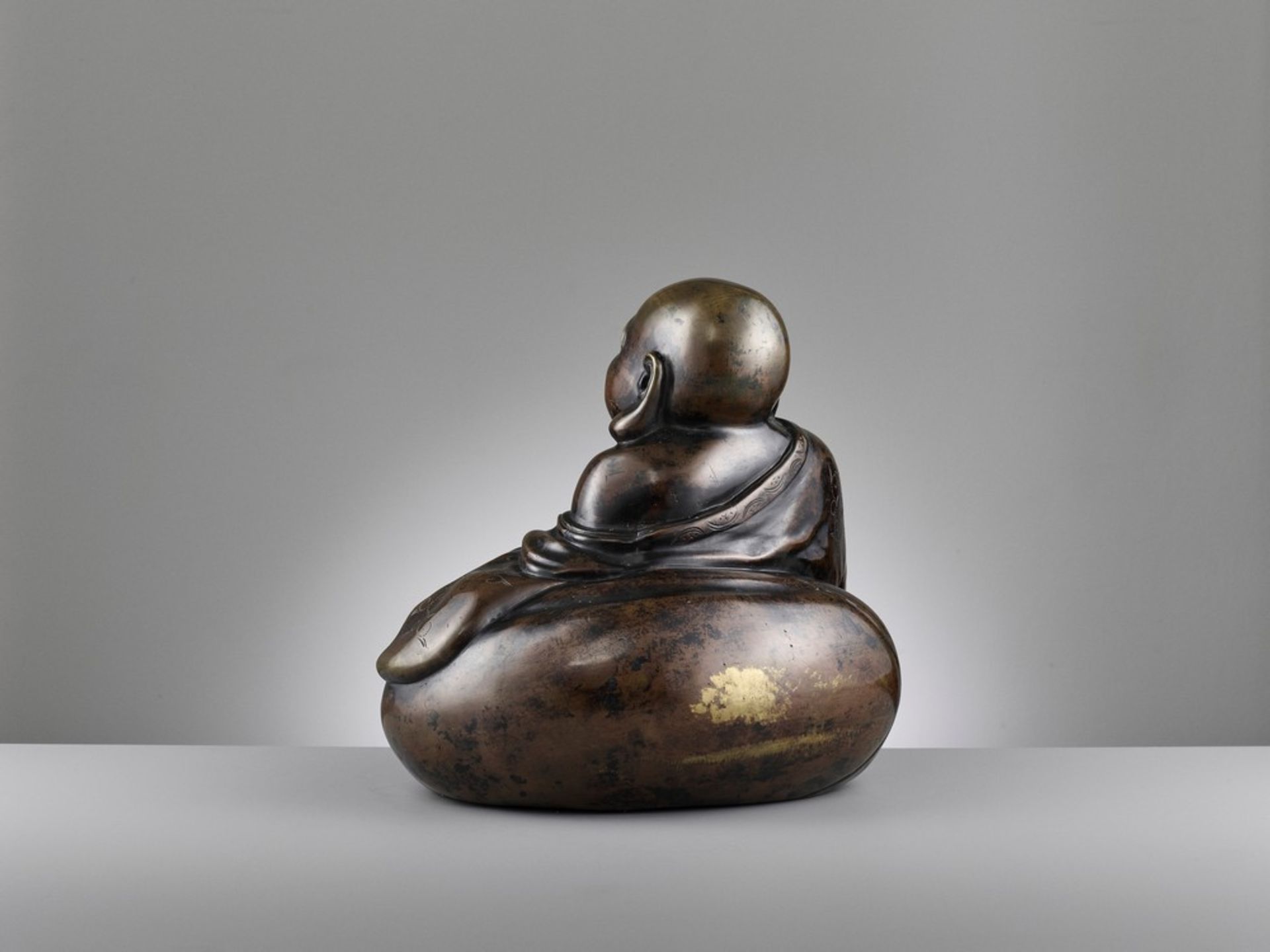 A LARGE AND HEAVILY CAST BRONZE FIGURE OF BUDAI, QING DYNASTY - Image 7 of 14