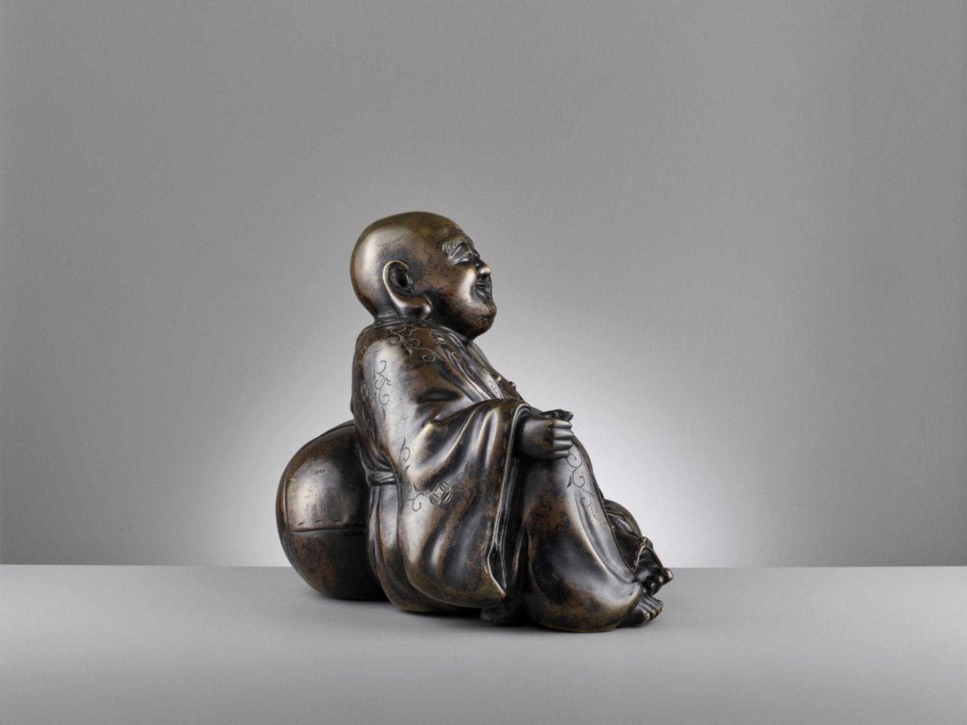 A LARGE AND HEAVILY CAST BRONZE FIGURE OF BUDAI, QING DYNASTY - Image 9 of 14