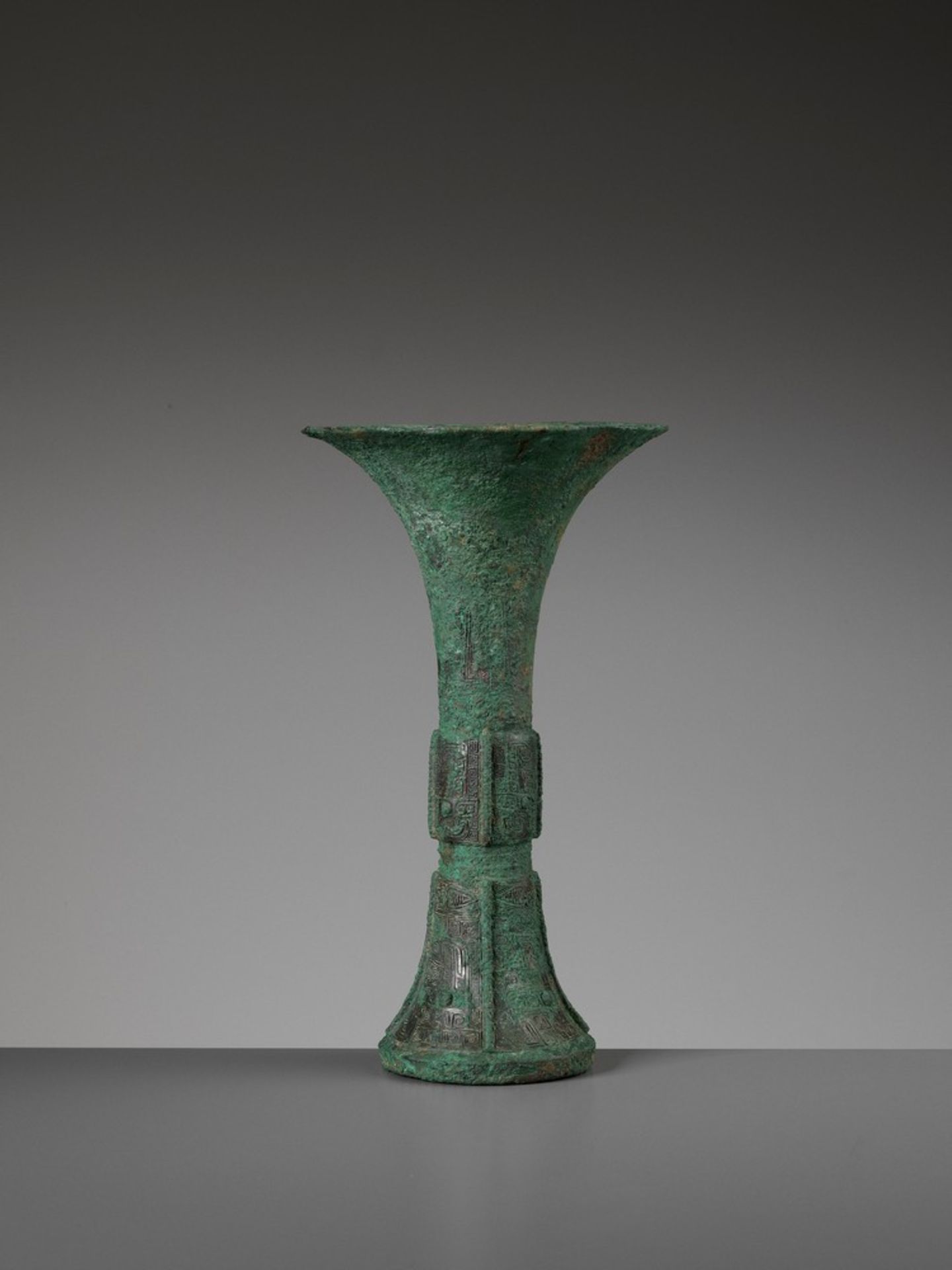 AN ARCHAIC BRONZE RITUAL WINE VESSEL, GU, SHANG DYNASTY - Image 6 of 11