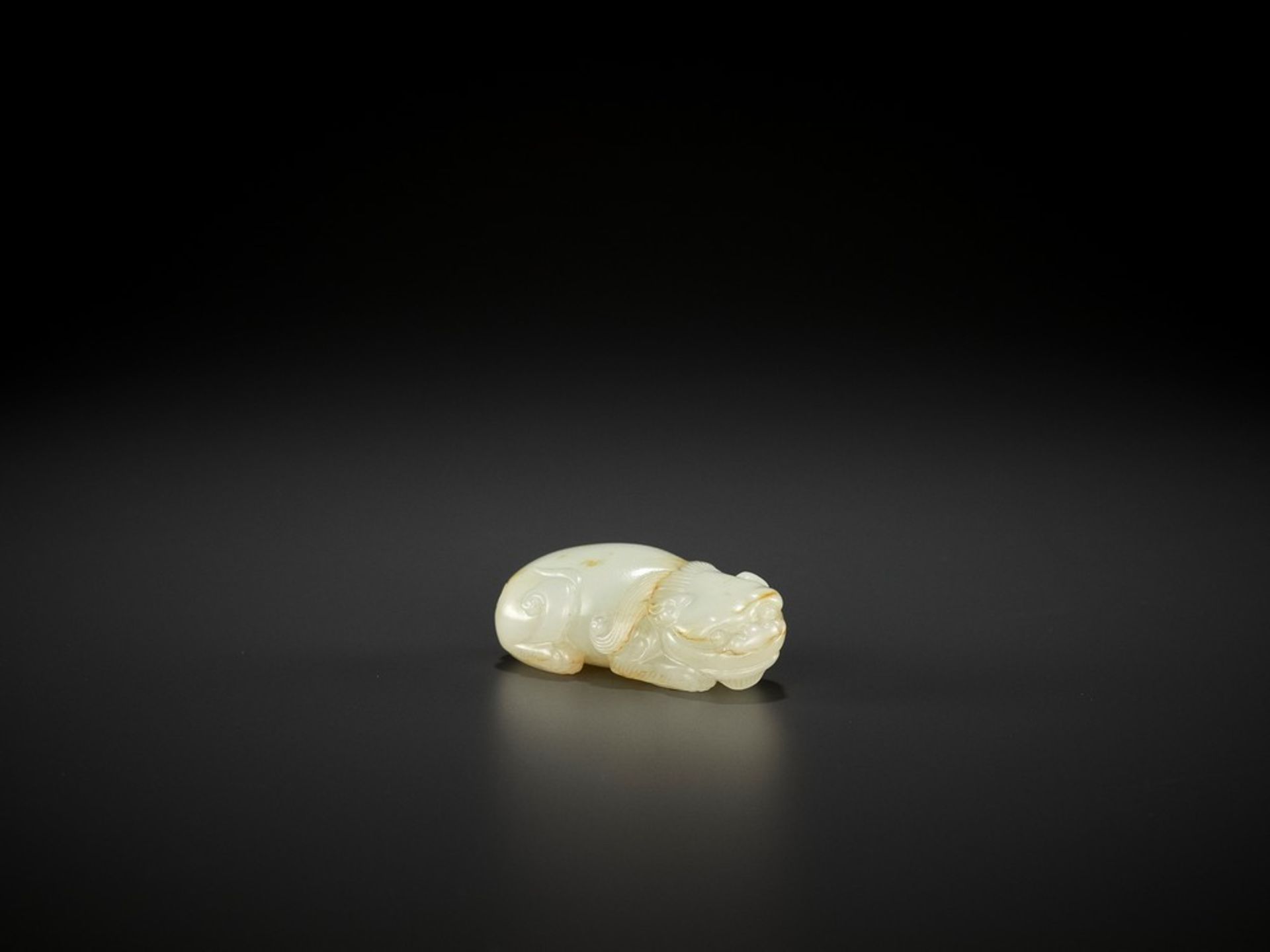 AN EXQUISITE WHITE JADE LION CUB, QIANLONG - Bild 3 aus 11