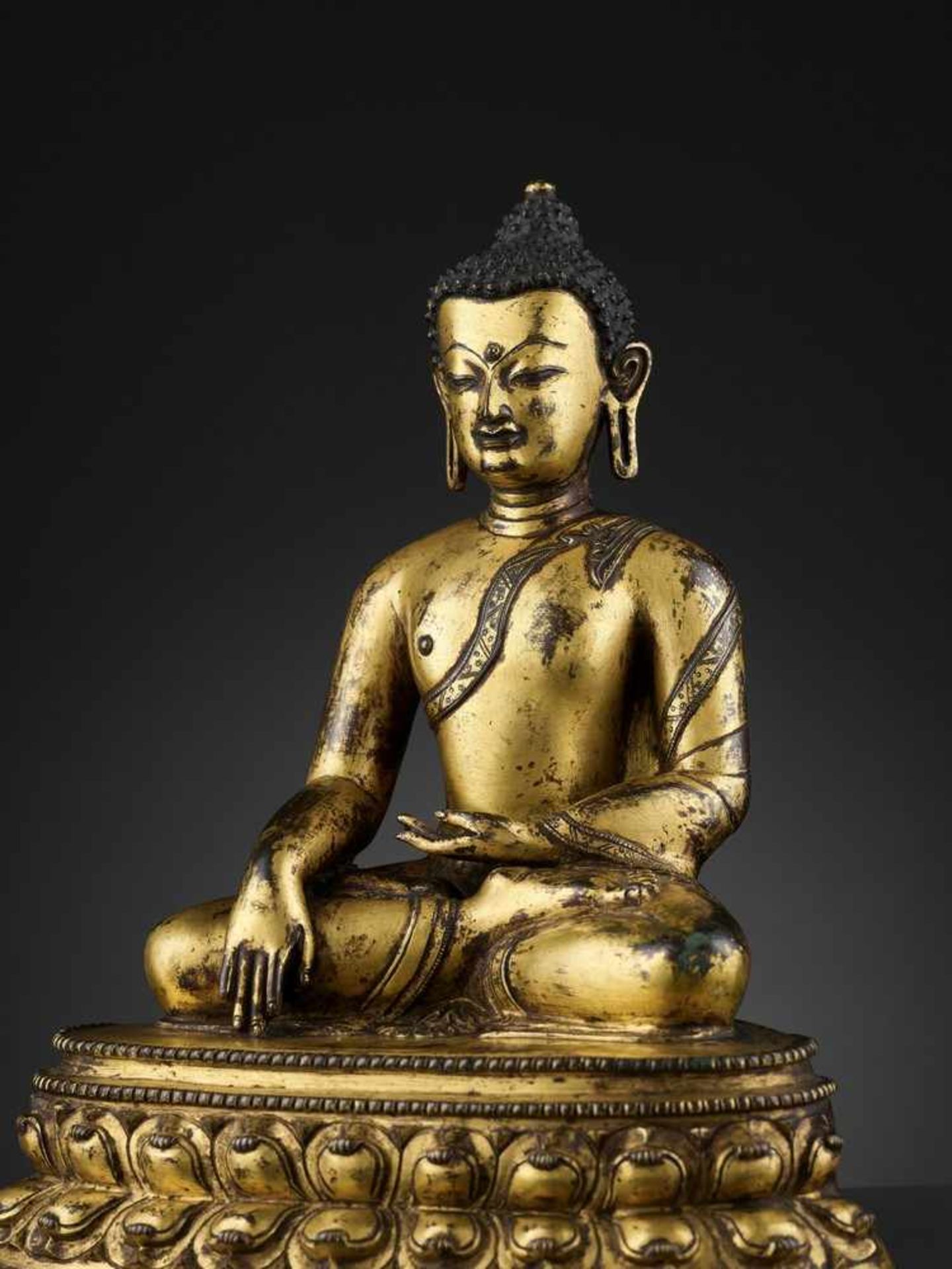 A LARGE GILT BRONZE FIGURE OF SHAKYAMUNI BUDDHA, TIBET, 15TH CENTURY - Bild 4 aus 13