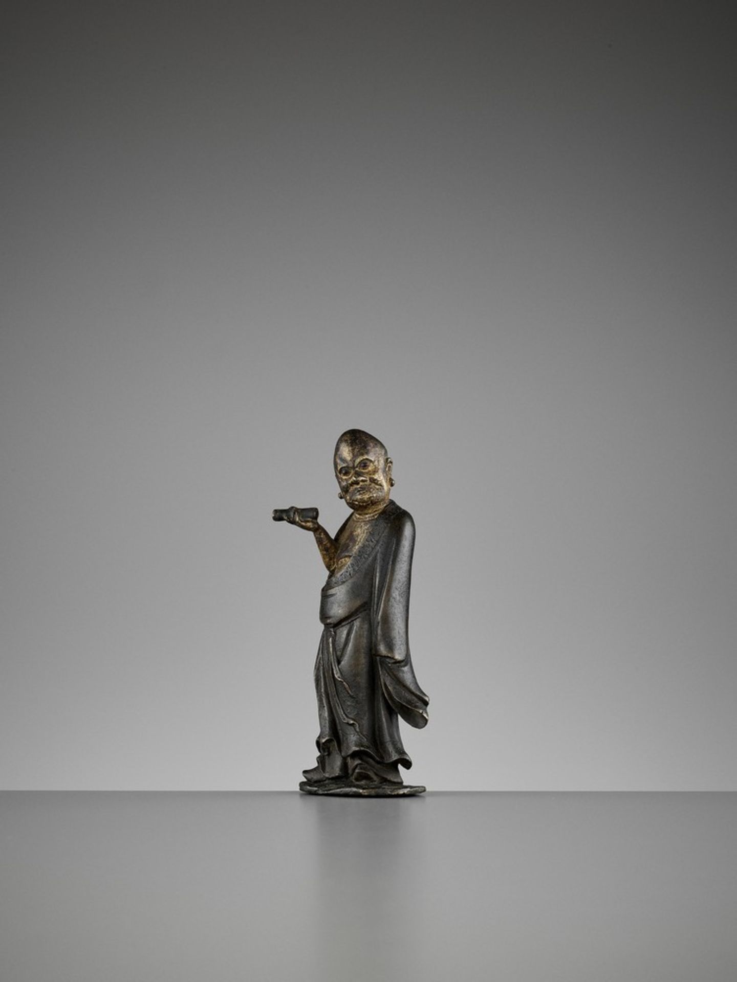 A LACQUER-GILT BRONZE FIGURE OF A LUOHAN, MING - Image 2 of 10