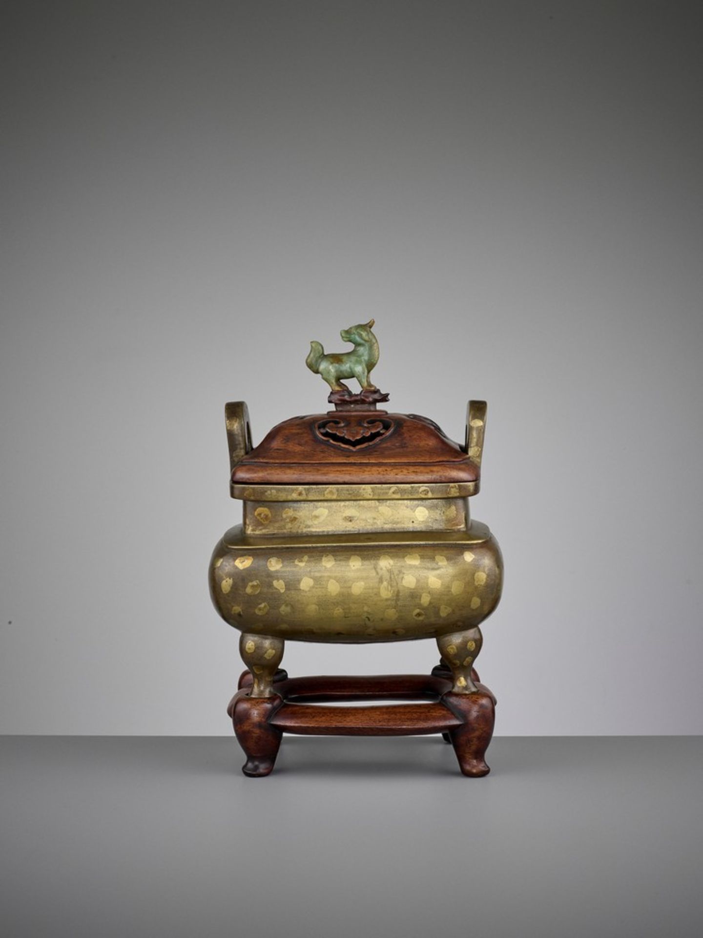 A GOLD-SPLASHED BRONZE CENSER WITH HARDWOOD COVER AND BASE, 17TH CENTURY - Image 7 of 13