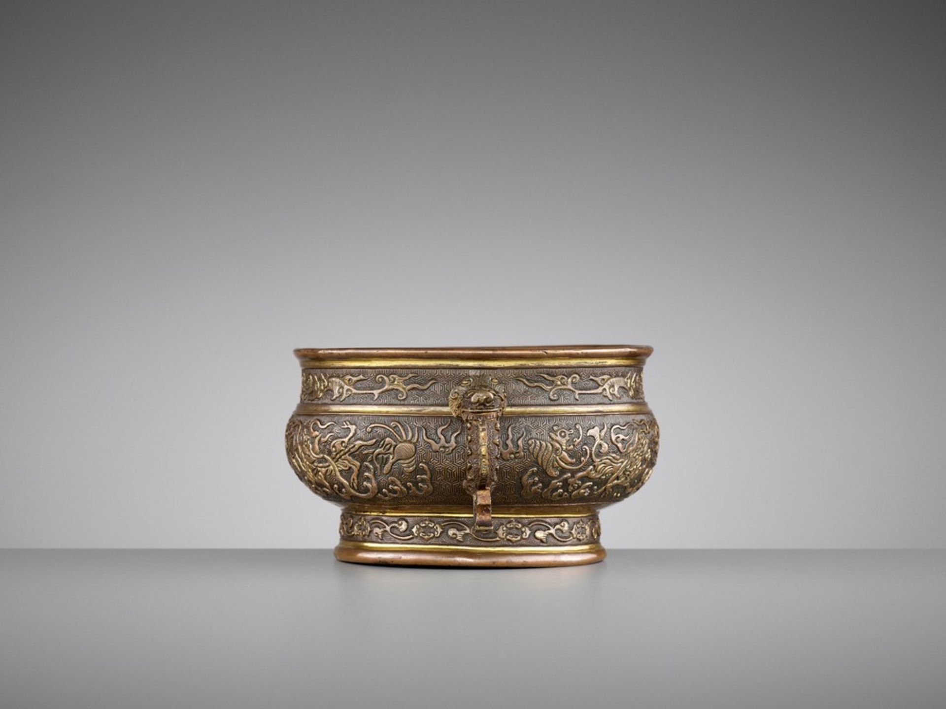 A HU WENMING PARCEL-GILT ‘DRAGON’ BRONZE CENSER, LATE MING <br - Bild 11 aus 16