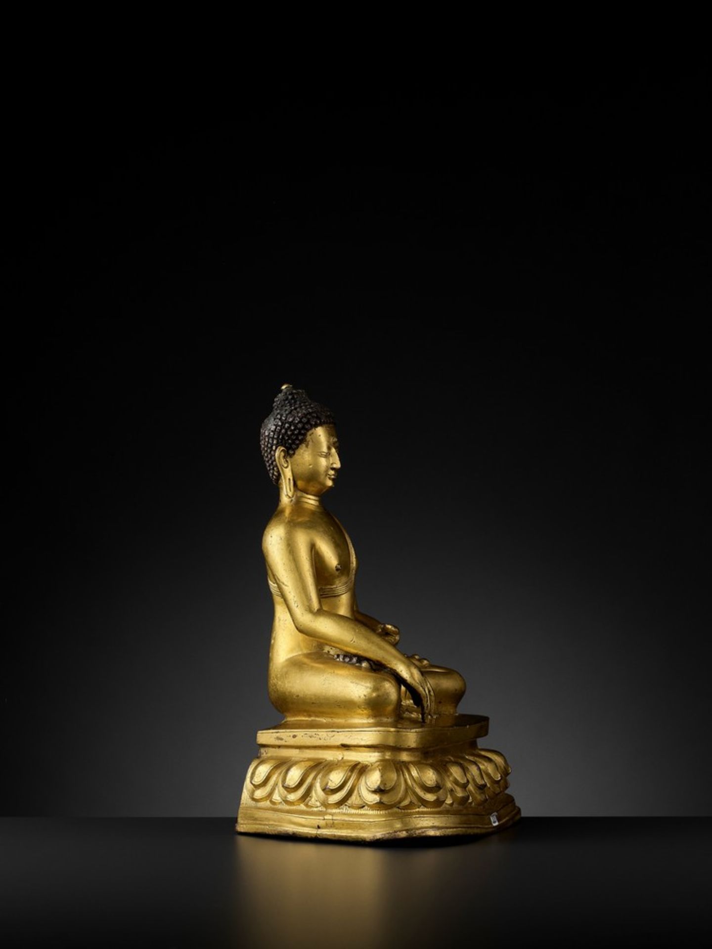 A GILT COPPER ALLOY FIGURE OF BUDDHA SHAKYAMUNI, PROBABLY DENSATIL - Image 12 of 19