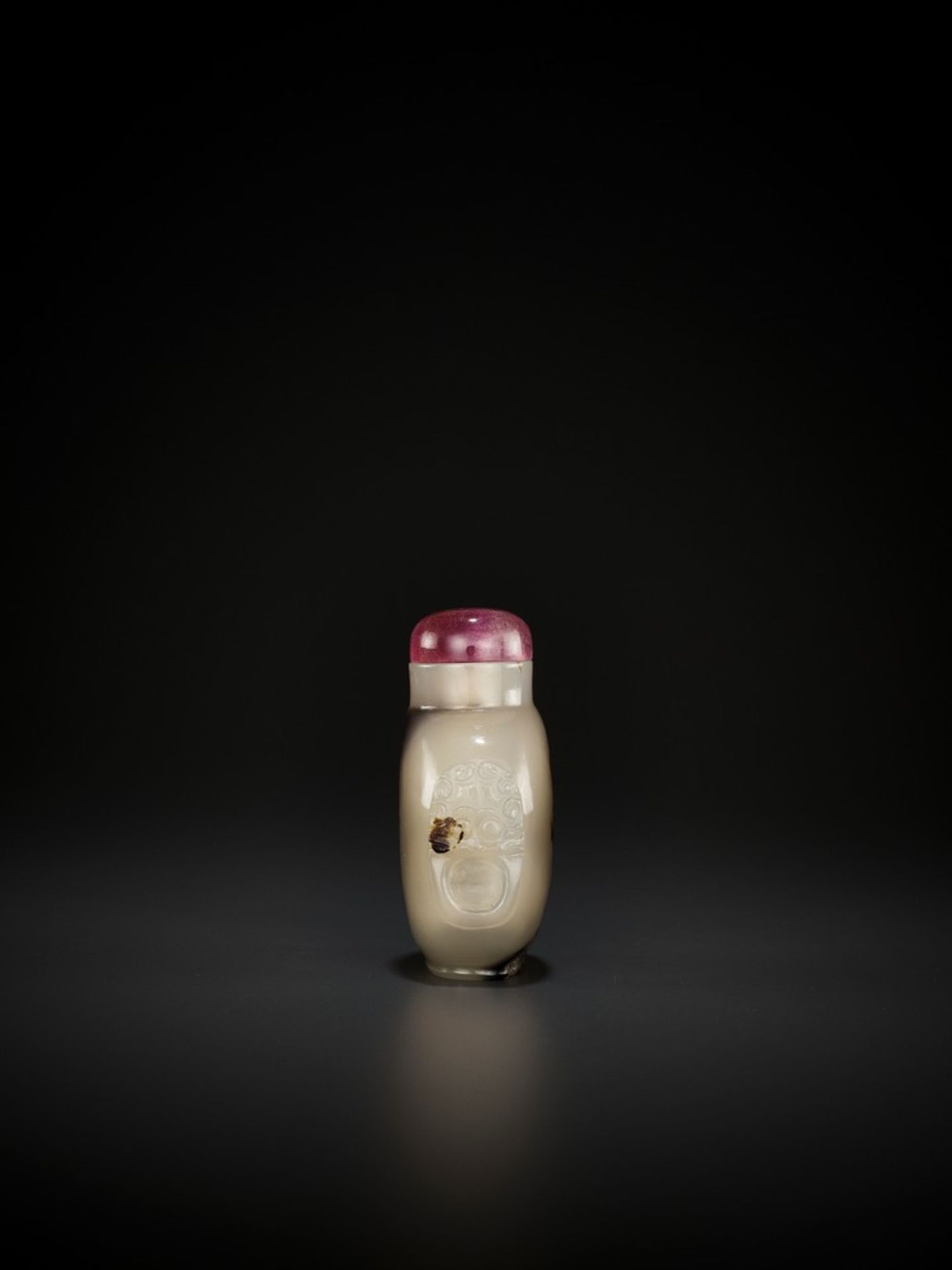 A SHADOW AGATE ‘BIRDS IN A TREE’ SNUFF BOTTLE, MID-QING <br - Image 7 of 10