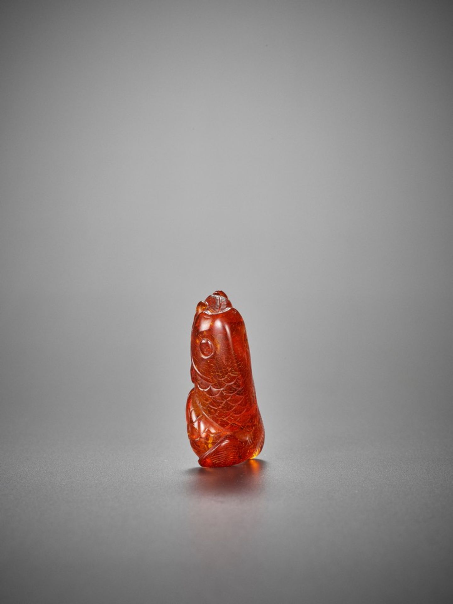 AN AMBER ‘CARP’ PENDANT, QING <br - Bild 8 aus 10