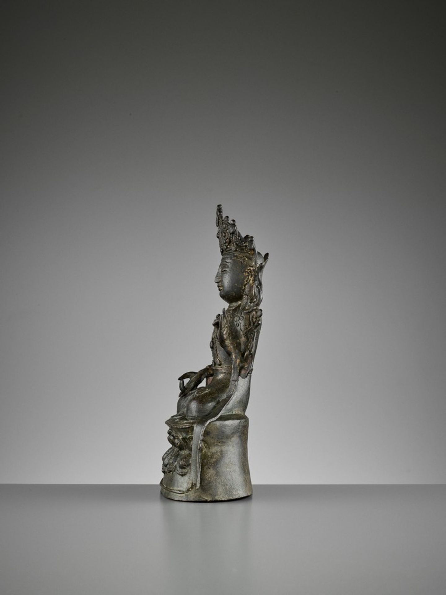 A BRONZE FIGURE OF GUANYIN, YUAN-MING DYNASTY - Image 4 of 8