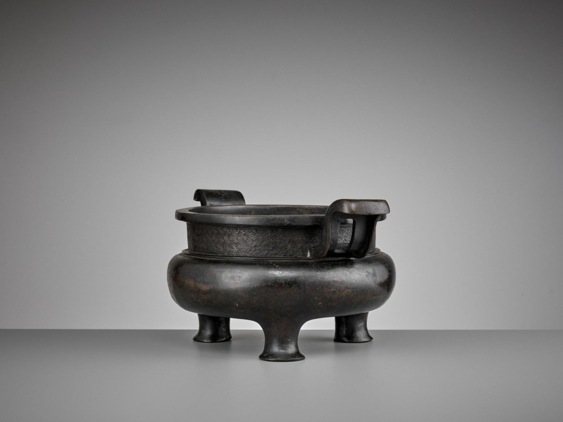 A HEAVILY CAST BRONZE TRIPOD CENSER, YUAN TO MING - Image 8 of 11