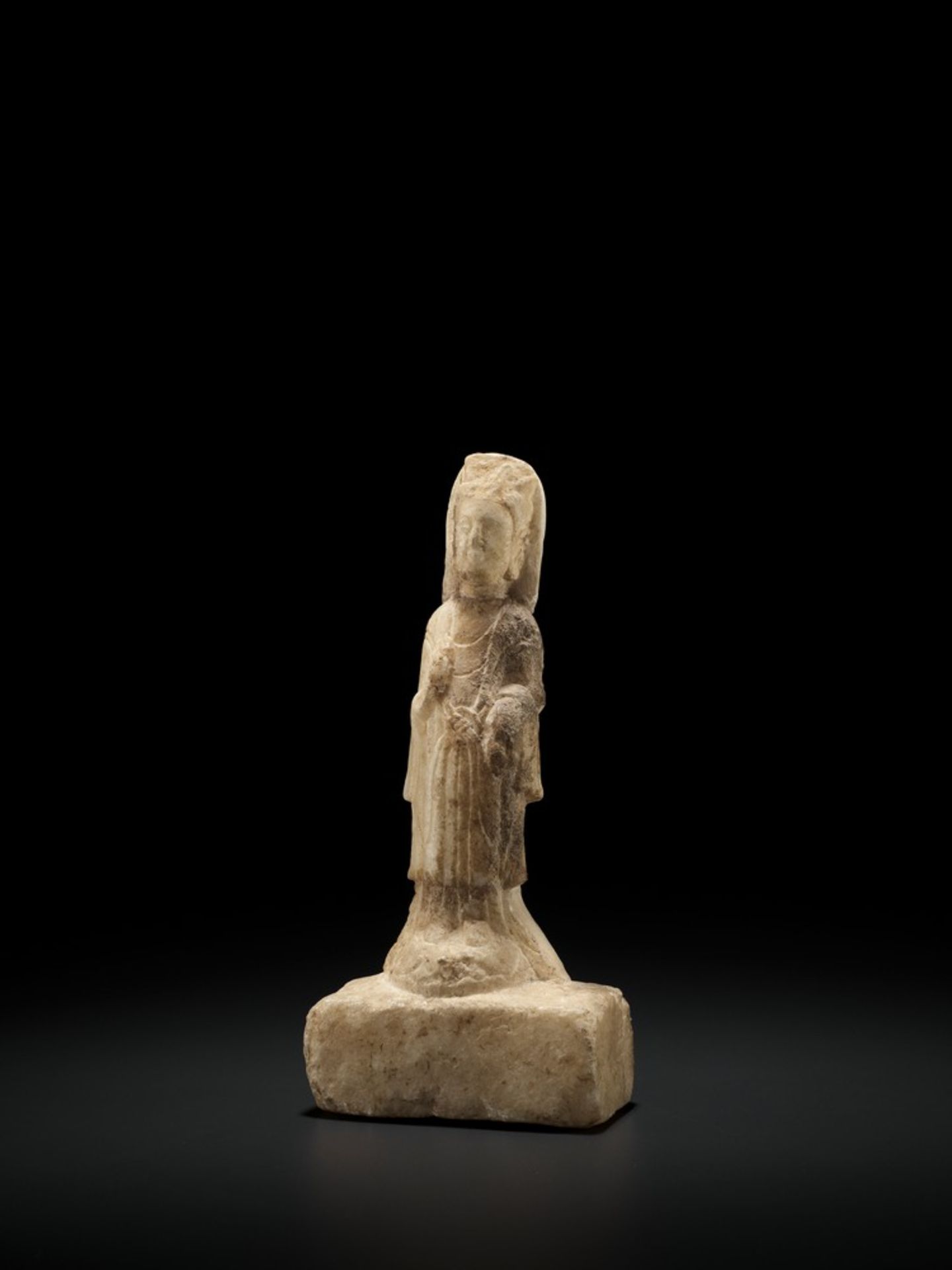 A RARE YELLOW MARBLE FIGURE OF AVALOKITESHVARA, NORTHERN QI DYNASTY