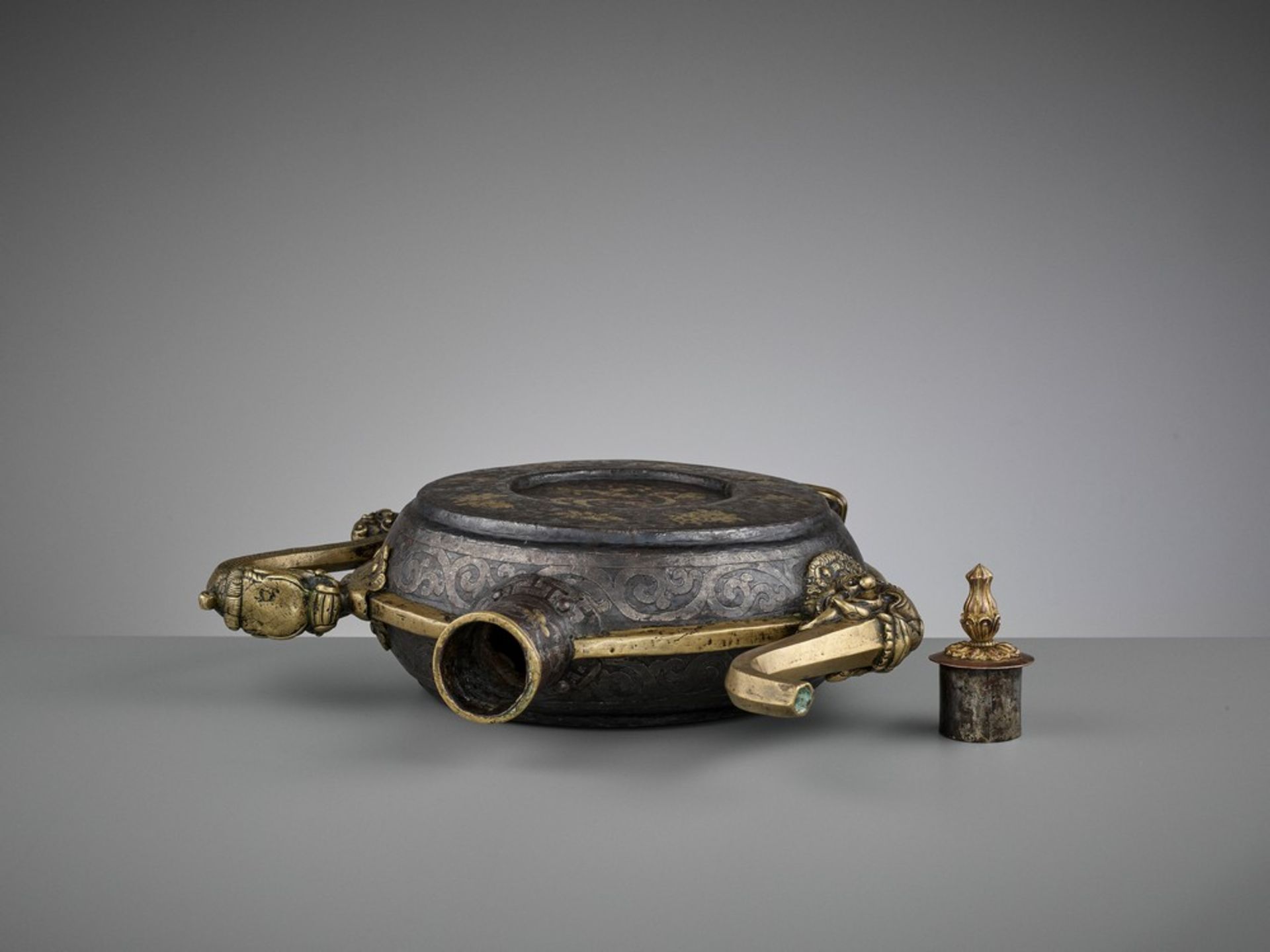 A DAMASCENED IRON BEER JUG, 18TH-19TH CENTURY - Image 13 of 17