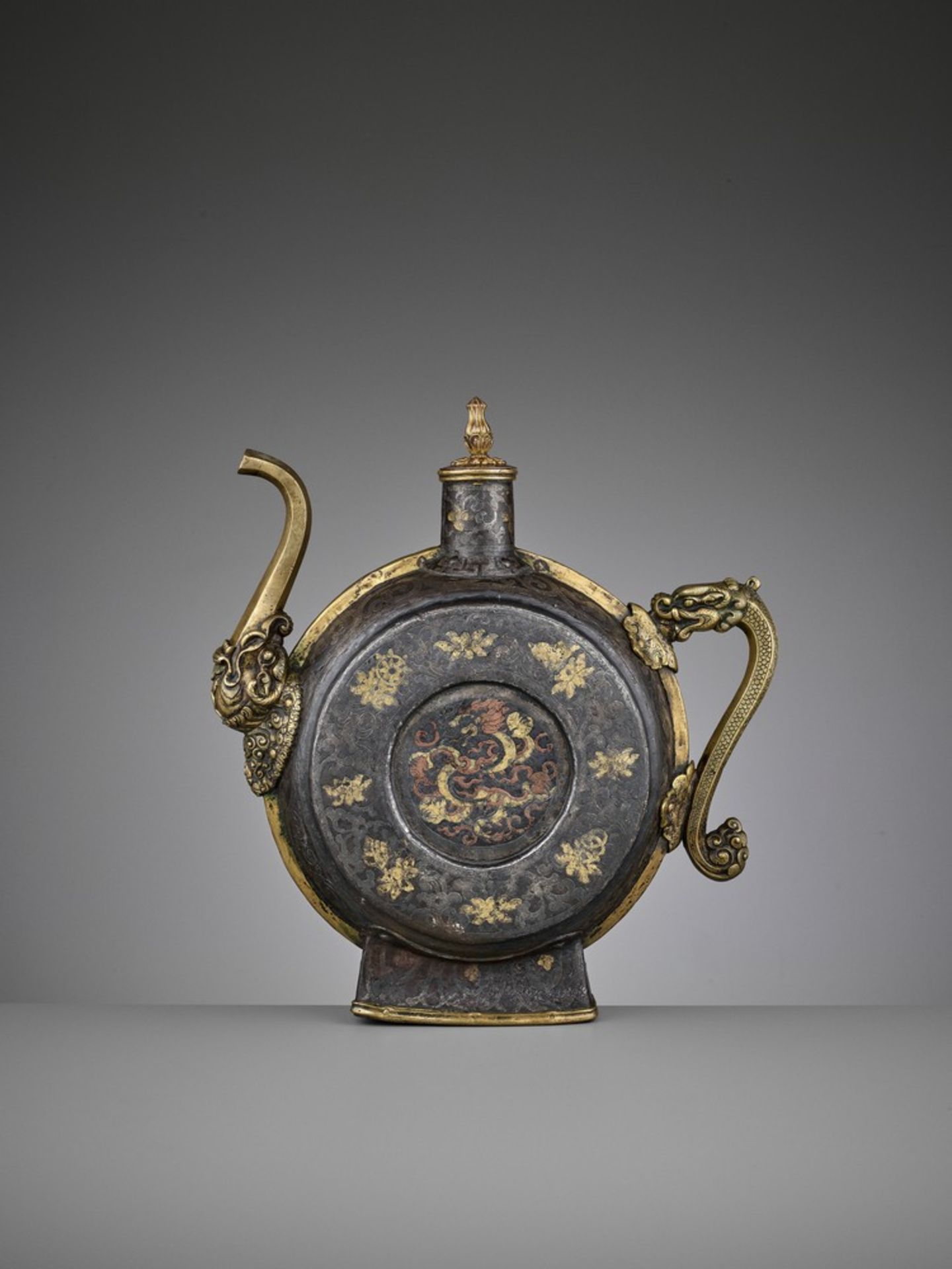 A DAMASCENED IRON BEER JUG, 18TH-19TH CENTURY - Image 8 of 17