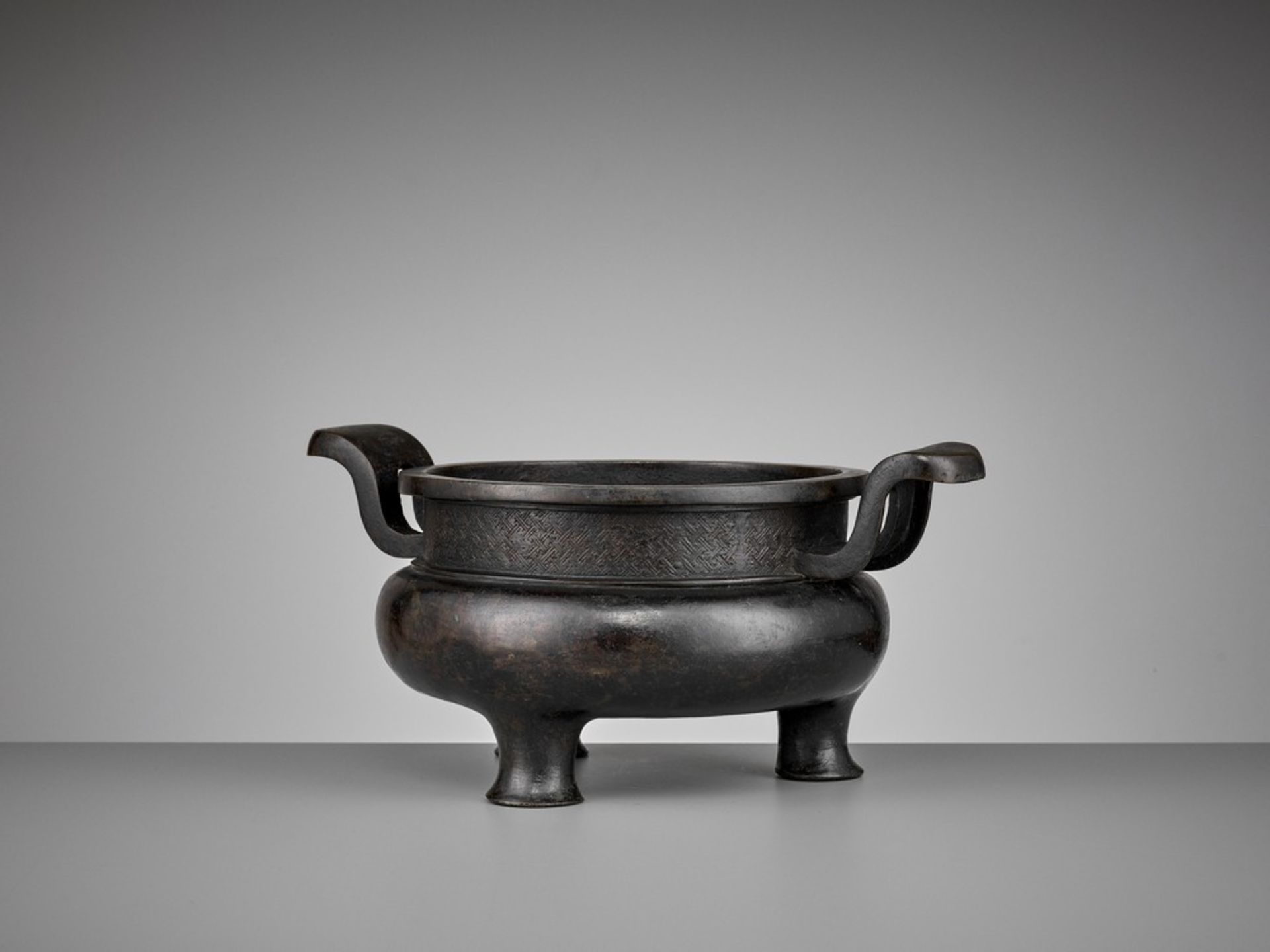 A HEAVILY CAST BRONZE TRIPOD CENSER, YUAN TO MING - Image 2 of 11