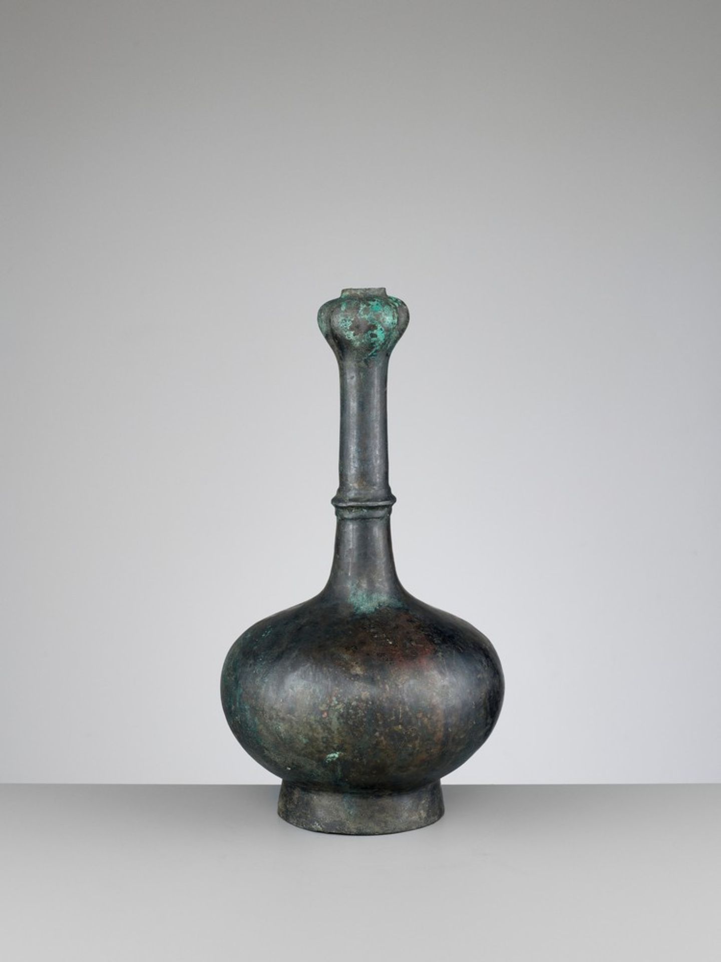 A GARLIC-HEAD BRONZE BOTTLE VASE, HAN DYNASTY - Image 2 of 8