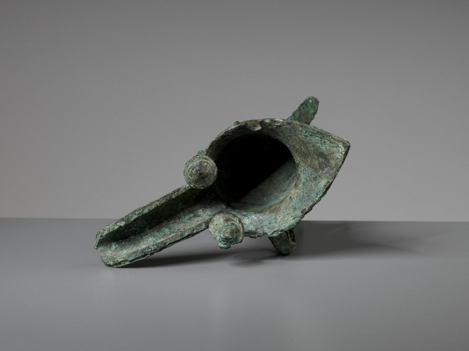 AN ARCHAIC BRONZE RITUAL WINE VESSEL, JUE, SHANG DYNASTY - Image 12 of 15