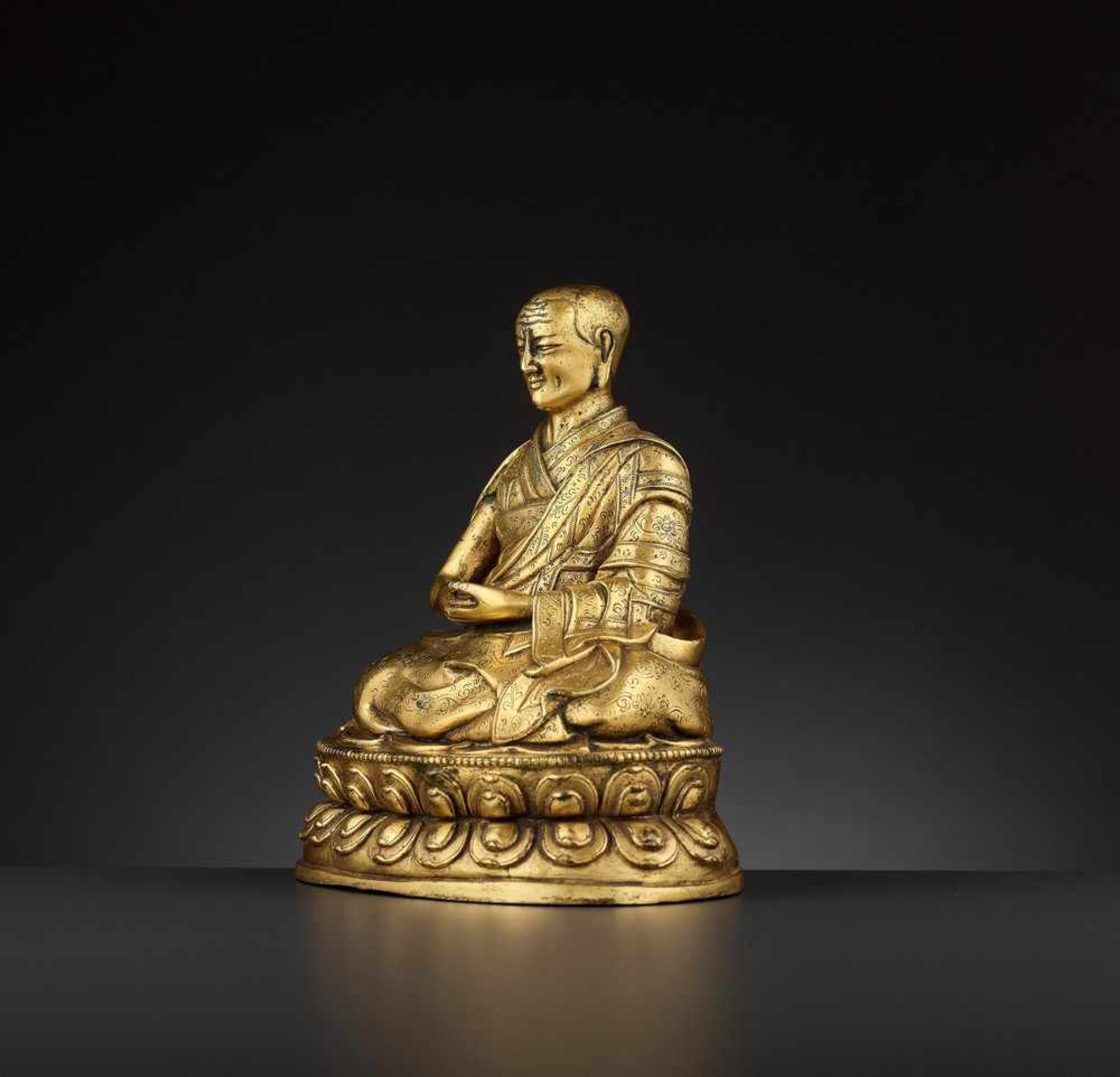 A GILT BRONZE OF THE FIFTH PANCHEN LAMA, TIBET, LATE 17TH TO EARLY 18TH CENTURY - Bild 4 aus 12