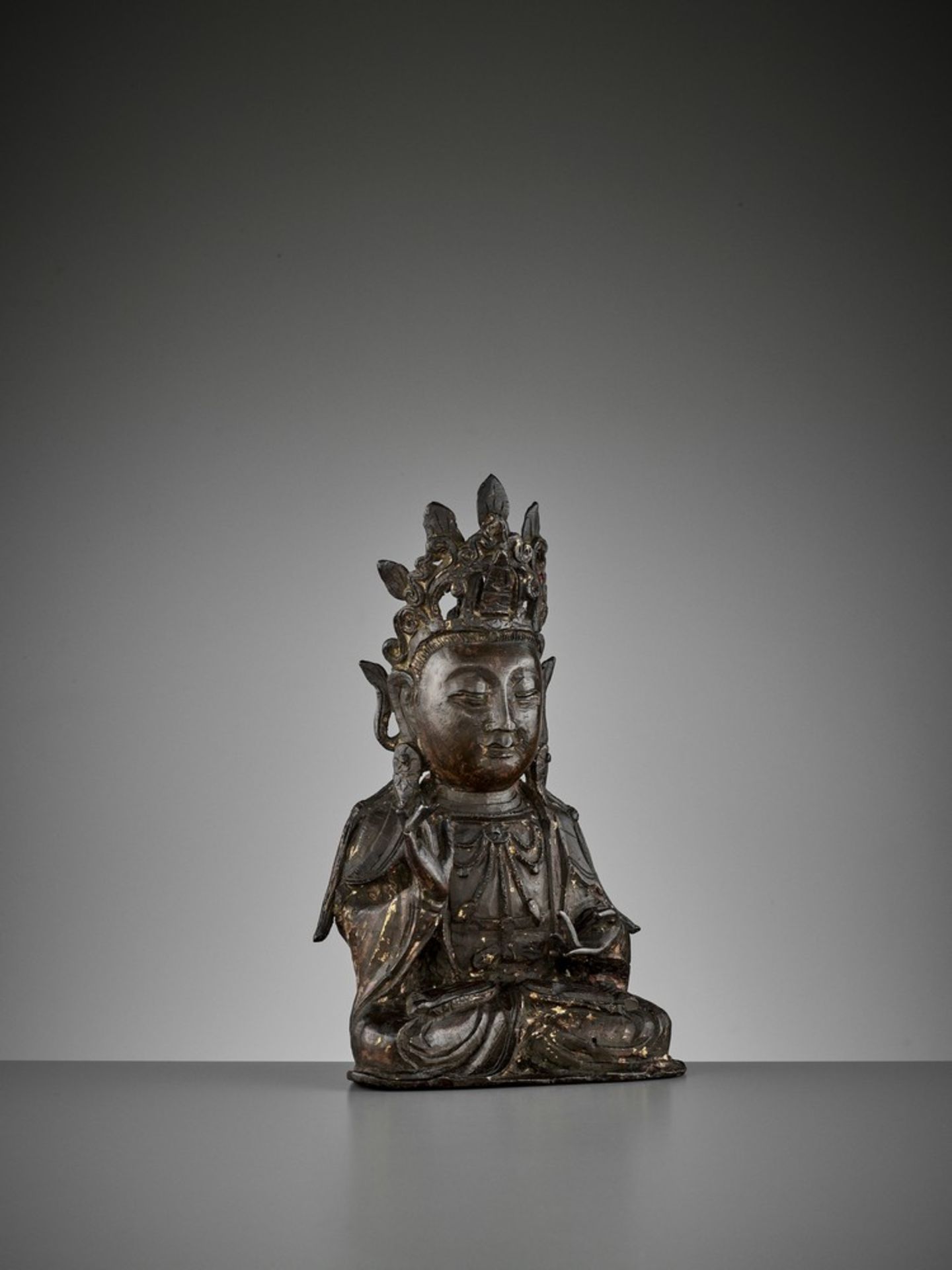 A BRONZE FIGURE OF AVALOKITESVARA, MING DYNASTY - Image 5 of 7